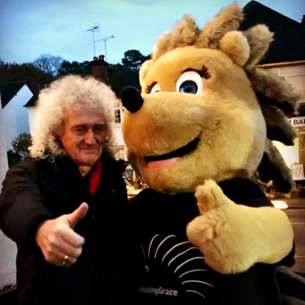 ブライアン・メイさんのインスタグラム写真 - (ブライアン・メイInstagram)「More highlights from last night’s jollity - including Grace the Hedgehog and the Save-Me team - saving wild animals in Surrey.  Thanks for all the support, from us and all the foxes, deer, badgers, hedgehogs, mice, voles, bats, and so many kinds of birds that will benefit in the coming year from your contributions.  Bri」12月2日 3時00分 - brianmayforreal