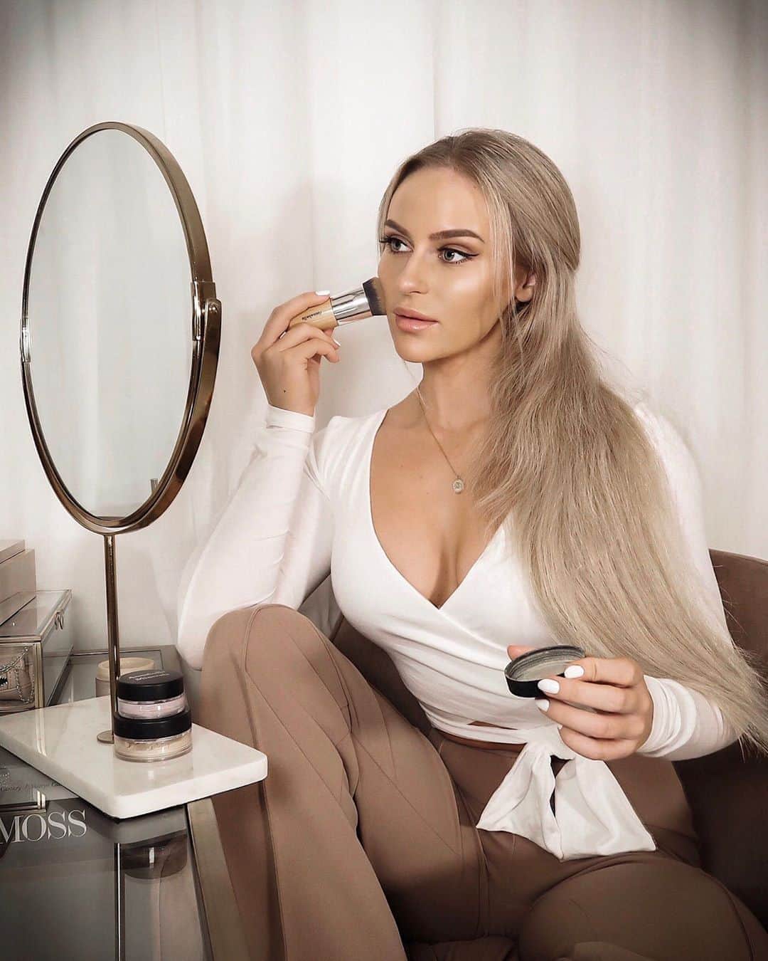 Anna Nyströmのインスタグラム：「[Paid partnership @annabelleminerals.se ] Creating the perfect base with my favorite mineral make-up. I’m using the “GOLDEN LIGHT” coverage foundation & “DIAMOND GLOW” highlighter for the glow ✨ It gives great coverage but still feels light on the skin. What I also love about it, is that it’s natural with carefully selected ingredients, suits all skin types and it’s not tested on animals 💗 Check out their 20% off Christmas deals at http://eshopannabelle.com/nord/sv ❄️」