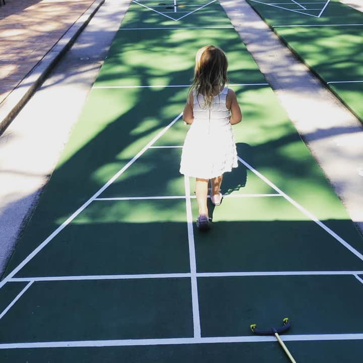 トニー・アゼベドのインスタグラム：「This how me and luna stay shuffleboard champs! #lunarules」
