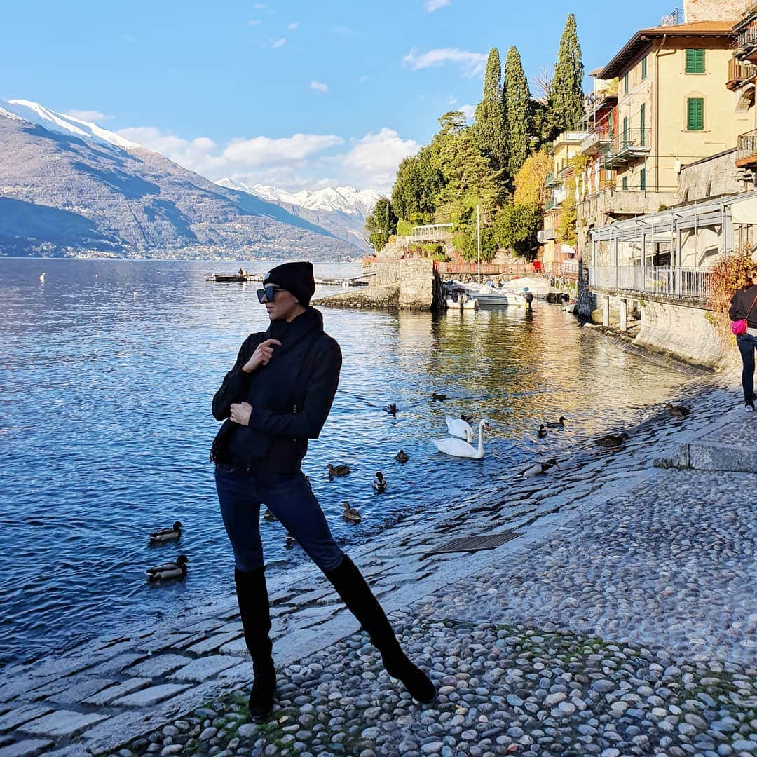 メリティナ・スタニウタさんのインスタグラム写真 - (メリティナ・スタニウタInstagram)「Strike a pose 😎 ⠀ #varenna #comolake #como #lago #lagodicomo #comolago #lake #totalblack #samsungbelarus #galaxynote10plus」12月2日 3時13分 - melitinastaniouta