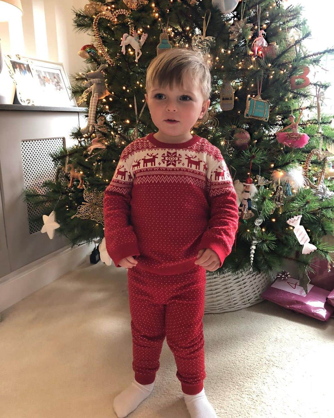 ビリー・フェアーズさんのインスタグラム写真 - (ビリー・フェアーズInstagram)「Happy 1st December ❤️💃🏼🎅🏼🎄 My little Christmas boy ❤️」12月2日 3時21分 - billieshepherdofficial