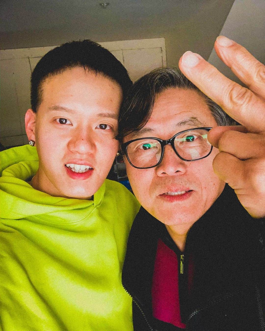 プニエル のインスタグラム：「Dad had to go back Chicago first for work! Hopefully see you soon! Have a safe flight and a blessed Sunday! Dad throwing up the ✌️ 아빠는 일 때문에 먼저 시카고로 🛫 아빠도 ✌️」