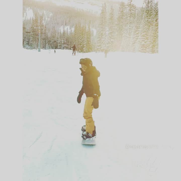 アジャ・ナオミ・キングのインスタグラム：「Snowboarding 🏂  Lesson #2 ... I think I can get into this! 🤔🥰😍」