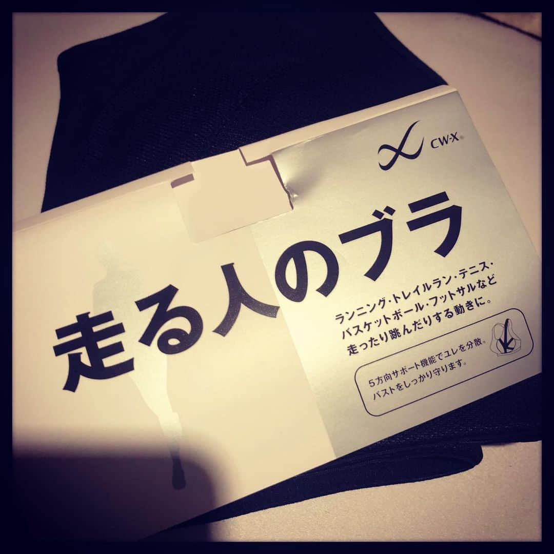 大山恵理乃さんのインスタグラム写真 - (大山恵理乃Instagram)「ホノルルマラソンに向けて 準備したもの。 ウェア編。 機能性が何より大事。 . . blogに詳しく詳しく載せてます↓ . .  https://ameblo.jp/erino-3101/entry-12550949269.html . . #スポーツブランド #トレーニングウェア #トレーニング女子 #ランニング女子 #ランニングウェア  #CWX  #スポーツブラ #スポーツタイツ　#スポーツショーツ　#アームウォーマー　#フリップベルト　#トレーニングキャップ　#スポーツサングラス　#ナイキエアズームペガサス36 #ランニングシューズ　#ランニングソックス」12月2日 3時22分 - erino_ohyama