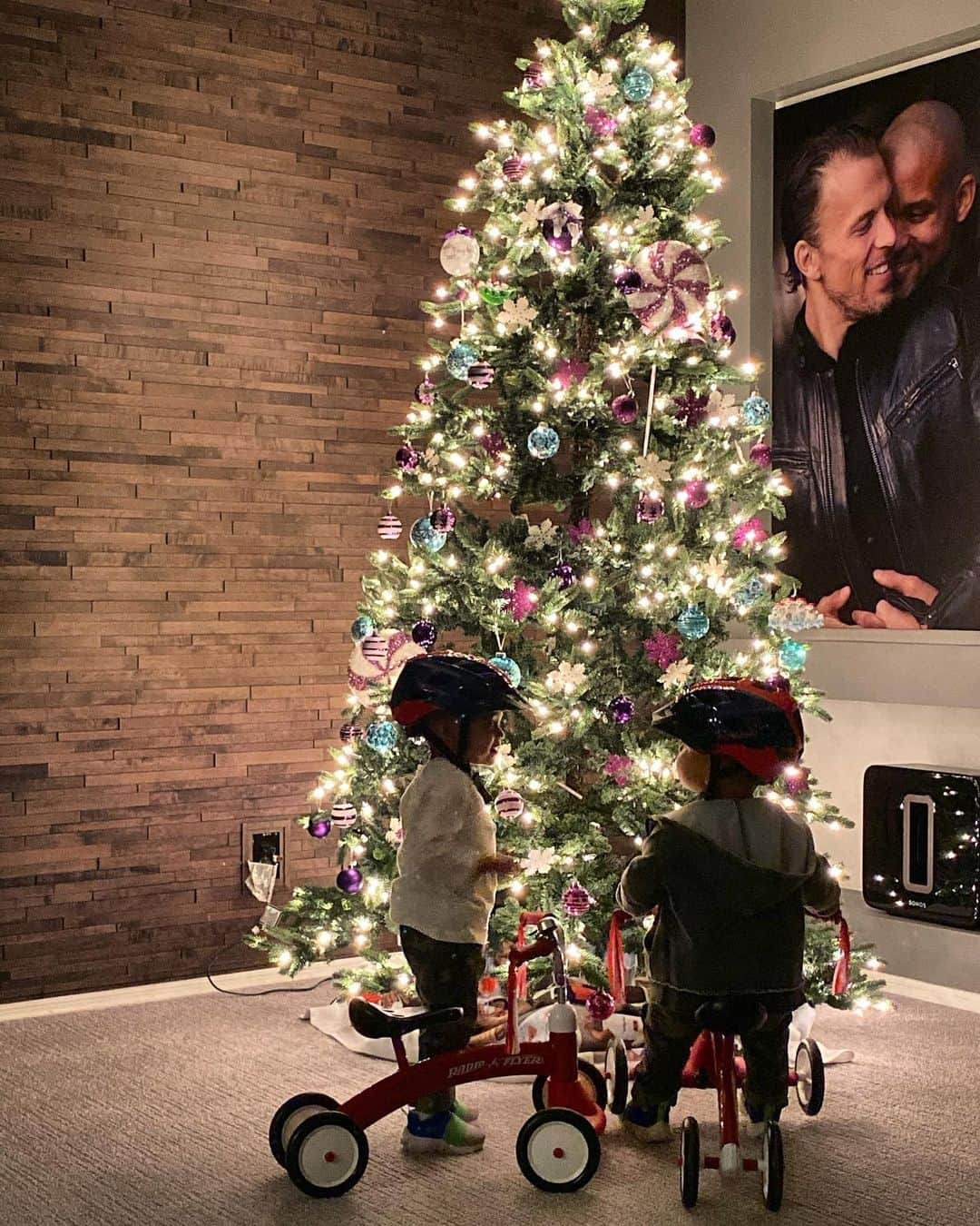 ショウン・トンプソンさんのインスタグラム写真 - (ショウン・トンプソンInstagram)「They have such a special bond and a secret language that we will never be a part of! ♥️ #love #twins #christmas #christmastree」12月2日 3時33分 - shaunt