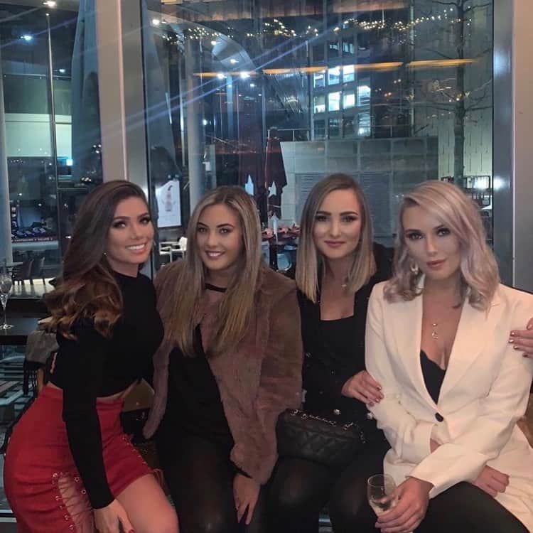 ニッキー・サンダーソンのインスタグラム：「Love these ladies 💗  #ladies #girlies #friends #love #fun #drinks #nightout #fridaynight #manchester #pose #happy #mygirls」