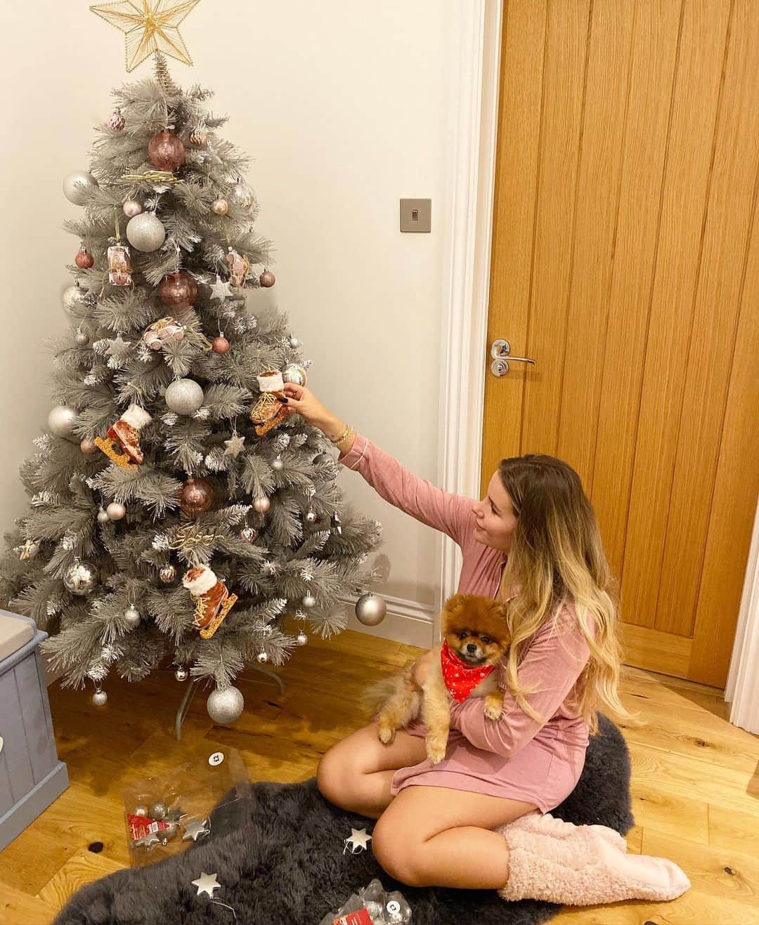 のインスタグラム：「AD - The Christmas countdown is here and I absolutely love turning my house into a grotto with all of my gorgeous @dunelmUK decorations. I always have people round to our house, especially at this time of year and as you guys know I like to be the host with the most.. I’ve popped my top tips in my stories but I’d love to know what yours are? #MyDunelm @dunelm_insiders」