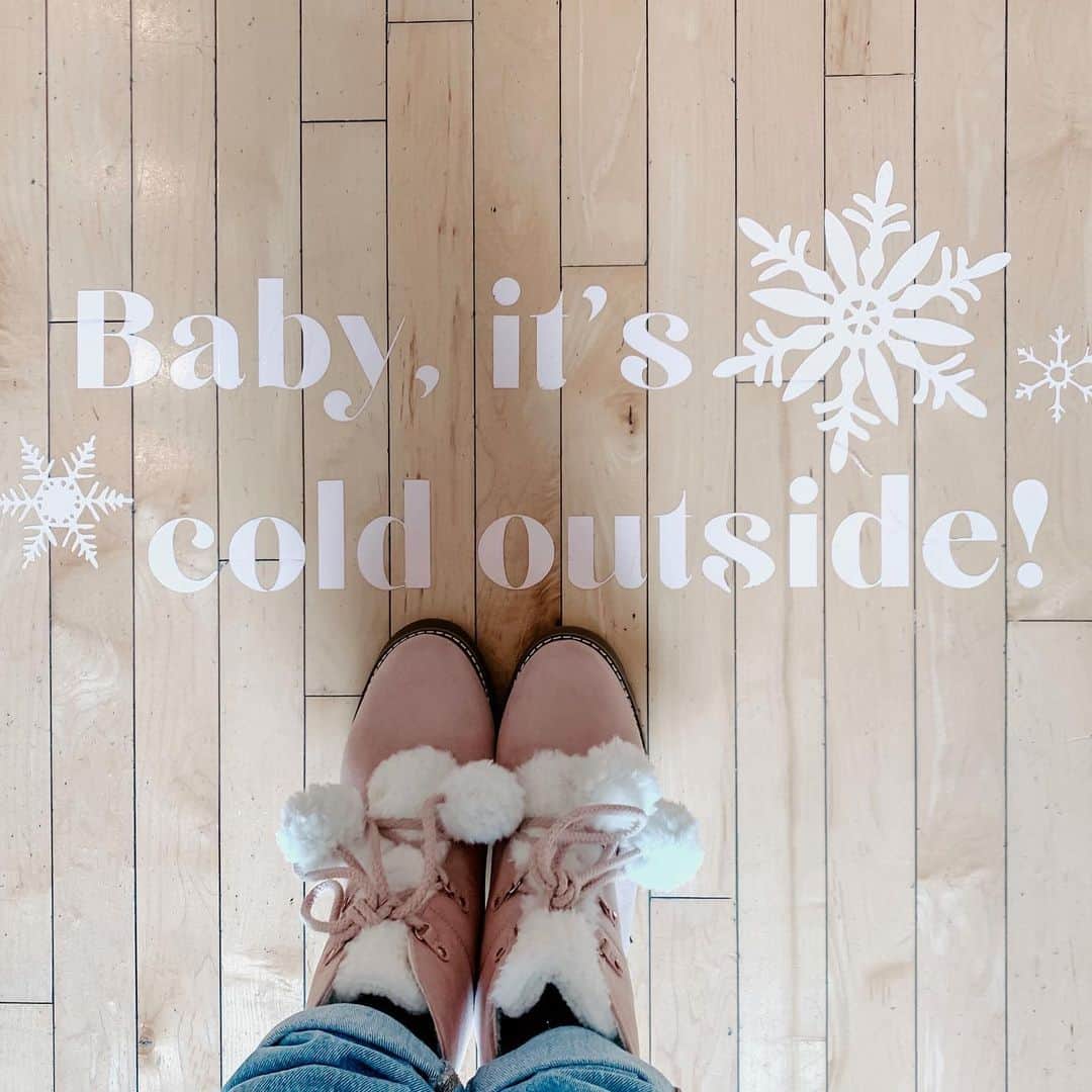 クリスティ・ルーカジアックさんのインスタグラム写真 - (クリスティ・ルーカジアックInstagram)「Baby, it’s cold outside. Get yo’self some warm boots! 🥾❄️⠀ ⠀ GIVEAWAY TIME 🎁 ⠀ In honor of Day One of the #CHRISTImas photo challenge (missed it? Swipe all the way to the right to see the daily photo prompts), @justfabonline is giving away boots from my collection to one lucky winner! Here’s how to enter:⠀ 🎁 LIKE THIS PHOTO⠀ 🎁MAKE SURE YOU ARE FOLLOWING ME AND @JUSTFABONLINE⠀ 🎁TAG A FRIEND WHO WOULD LOVE TO WIN SOME BOOTS, TOO⠀ ⠀ That’s it!! Winner will be announced December 3rd via my IGStories. Good luck 🥰⠀ ⠀ And don’t forget to post YOUR pics of “Baby, it’s cold outside” today and use hashtag #CHRISTImas! ❄️ #holidaygiveaway #warmboots #cuteboots #photochallenge2019」12月2日 3時47分 - christilukasiak