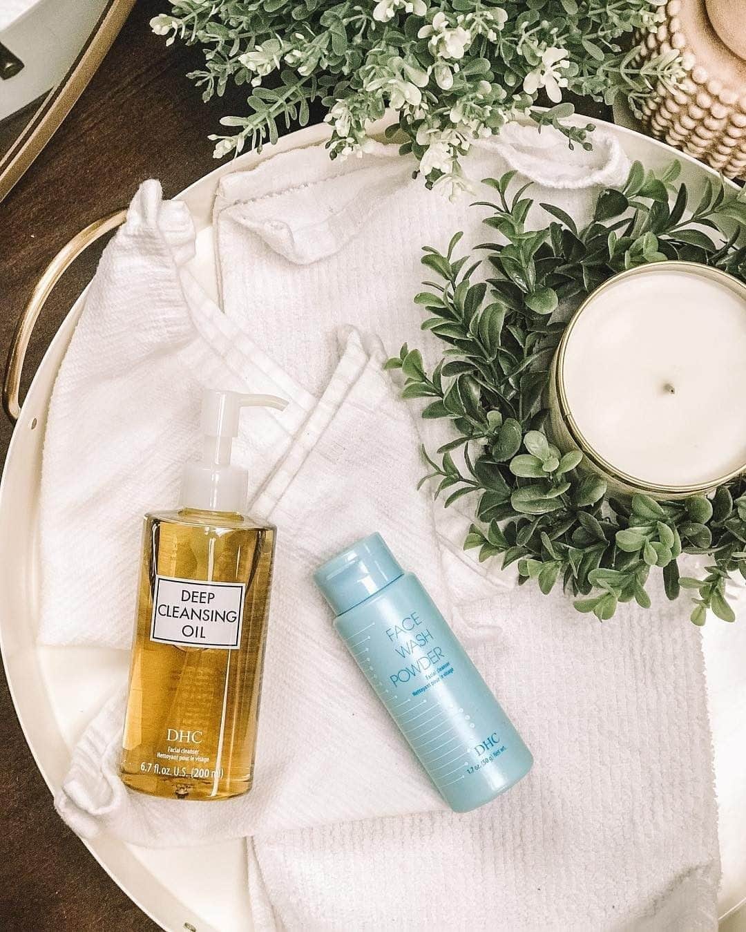 DHC Skincareさんのインスタグラム写真 - (DHC SkincareInstagram)「Double cleansing is the gift the keeps on giving. Sweep away the day’s grime and makeup with Deep Cleansing Oil and follow up with lightly exfoliating Face Wash Powder. This duo is on sale now at DHCcare.com 📸#DHCTomodachi @skhammer #DHCisJBeauty #doublecleanse」12月2日 4時00分 - dhcskincare