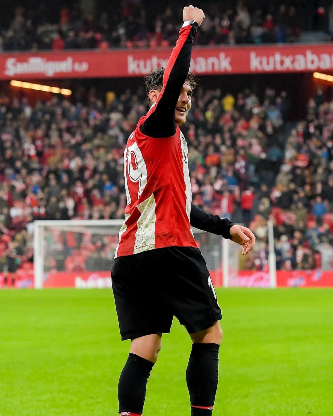 イバイ・ゴメスのインスタグラム：「3 puntos muy importantes al bolsillo. Gran trabajo de todo el equipo con recompensa. Pasito a pasito, partido a partido.  Tarde para disfrutar y a partir de mañana a preparar el partido vs @realbetisbalompie ! 💪🏼 ESKERRIK ASKO San Mamés! 🙌🏼 Aupa @athleticclub ! 🦁🔴⚪️」