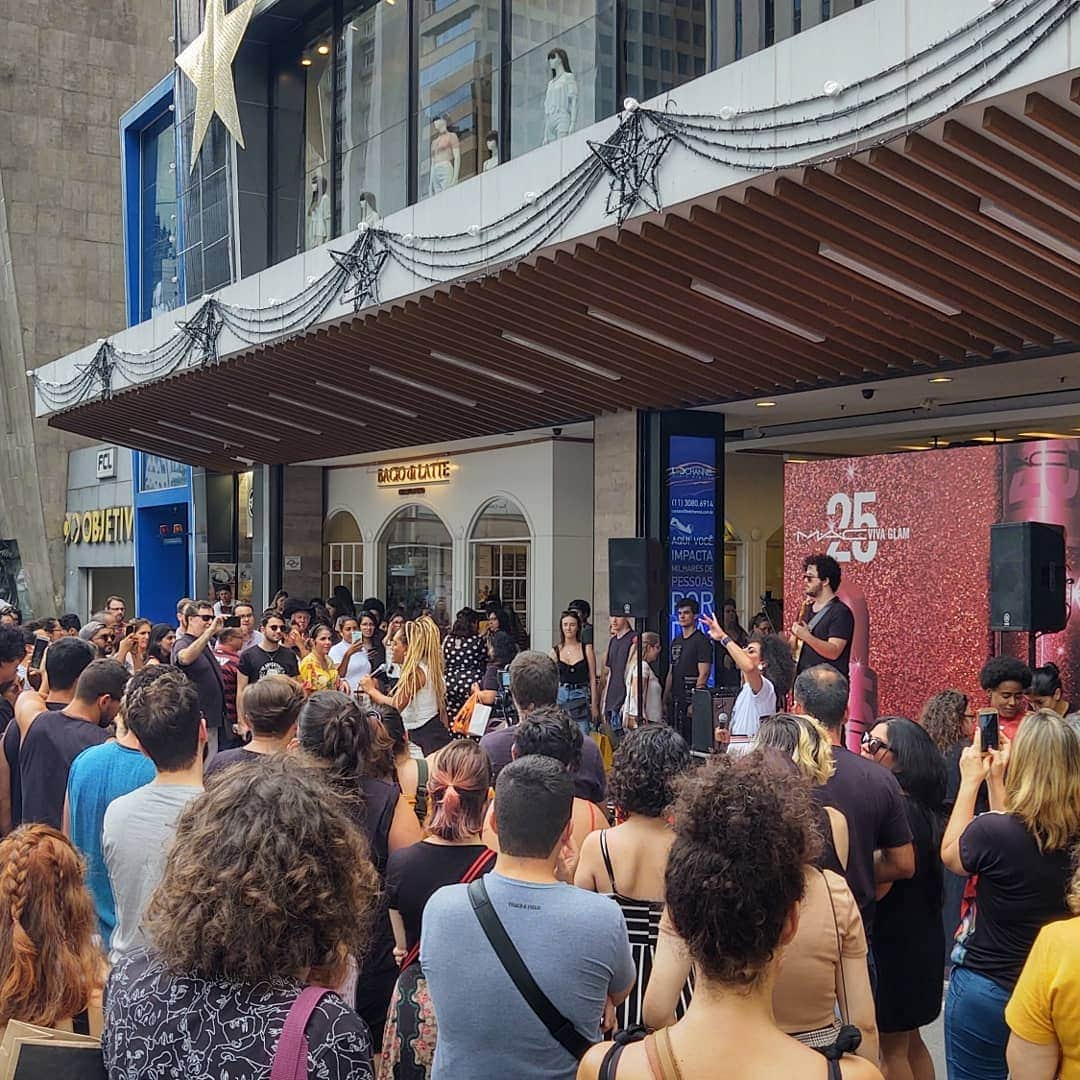 M·A·C Cosmetics BRさんのインスタグラム写真 - (M·A·C Cosmetics BRInstagram)「A Av. Paulista, em São Paulo, virou palco para celebrarmos o Dia Mundial de Conscientização sobre HIV/Aids.  Além da ação de vendas dos batons #VivaGlam na loja Top Center, cuja renda é revertida para instituições, tivemos uma série de atrações rolando: distribuição de preservativos, body painting ao vivo e música, incluindo um show com a banda @asbahiaseacozinhamineira.  Participe e espalhe essa mensagem de prevenção e quebra de preconceitos! #PrecisamosFalar #WAD #MACVivaGlam」12月2日 4時01分 - maccosmeticsbrasil