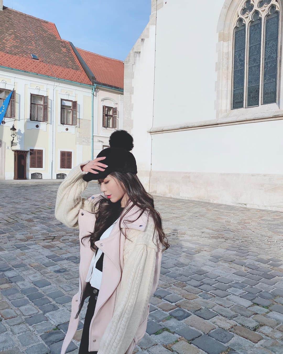張楚珊さんのインスタグラム写真 - (張楚珊Instagram)「🇭🇷 聖馬可教堂 這間教堂建於13世紀～ 屋頂左邊的是克羅埃西亞王國、達爾馬提亞地區及斯拉沃尼亞地區的徽章、右邊是札格雷布的市徽❤️💙 裡面黑白針織衣是 @owltracys 🤩 #🇭🇷 #克羅埃西亞 #聖馬可教堂」12月2日 4時10分 - iam33___