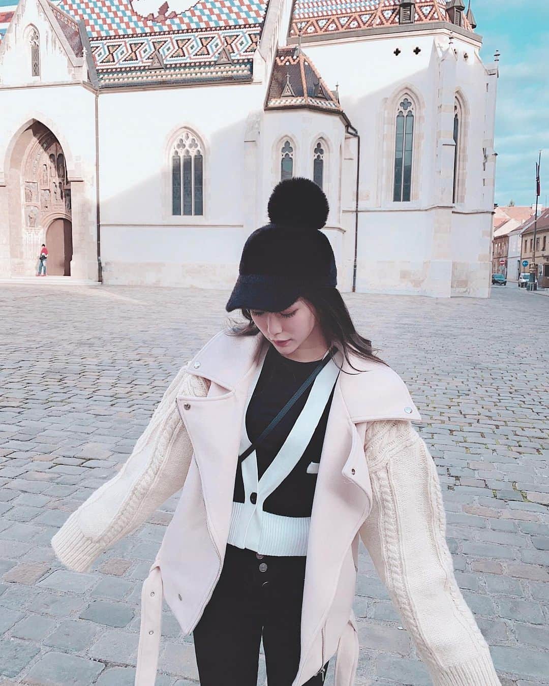 張楚珊さんのインスタグラム写真 - (張楚珊Instagram)「🇭🇷 聖馬可教堂 這間教堂建於13世紀～ 屋頂左邊的是克羅埃西亞王國、達爾馬提亞地區及斯拉沃尼亞地區的徽章、右邊是札格雷布的市徽❤️💙 裡面黑白針織衣是 @owltracys 🤩 #🇭🇷 #克羅埃西亞 #聖馬可教堂」12月2日 4時10分 - iam33___
