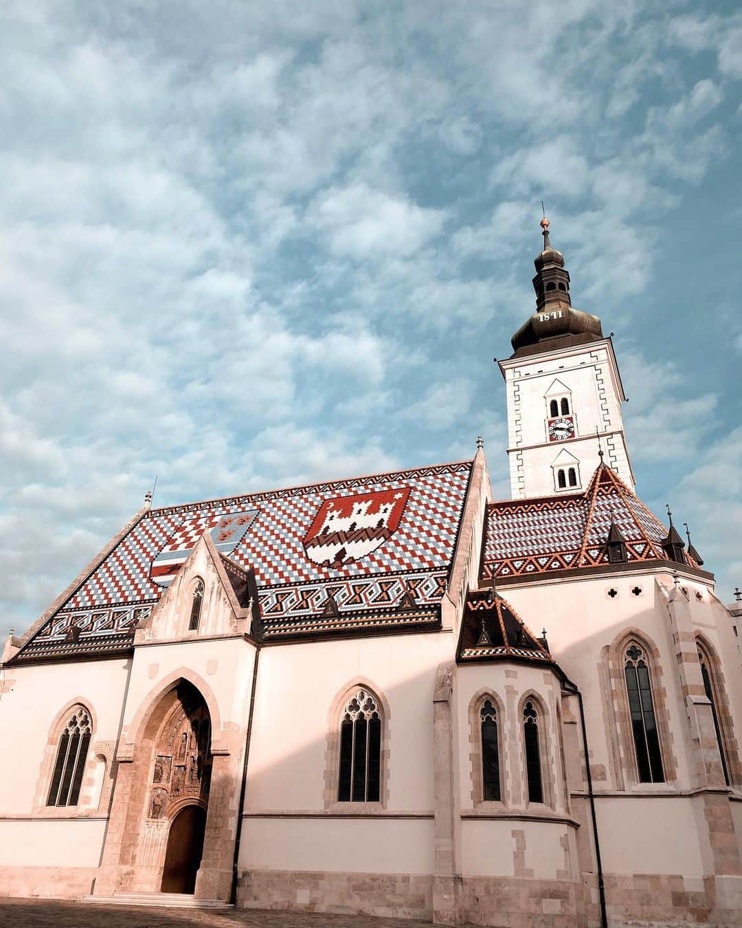 張楚珊さんのインスタグラム写真 張楚珊instagram 聖馬可教堂這間教堂建於13世紀 屋頂左邊的是克羅埃西亞王國 達爾馬提亞地區及斯拉沃尼亞地區的徽章 右邊是札格雷布的市徽 裡面黑白針織衣是