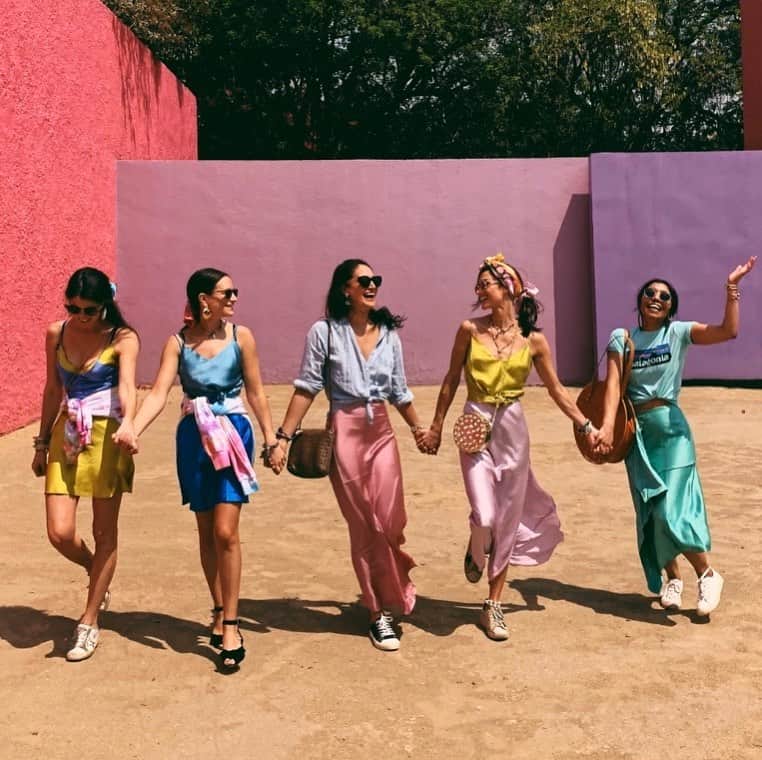 ダニジョーのインスタグラム：「Anyone going anywhere fun for the holidays? This pic was from my #bachelorette weekend in #cdmx — one of my favorite places!! If you’re headed there be sure to check out all the epic Luis Barragán architecture - it’s out of this world 🌎🇲🇽 #luisbarragán」