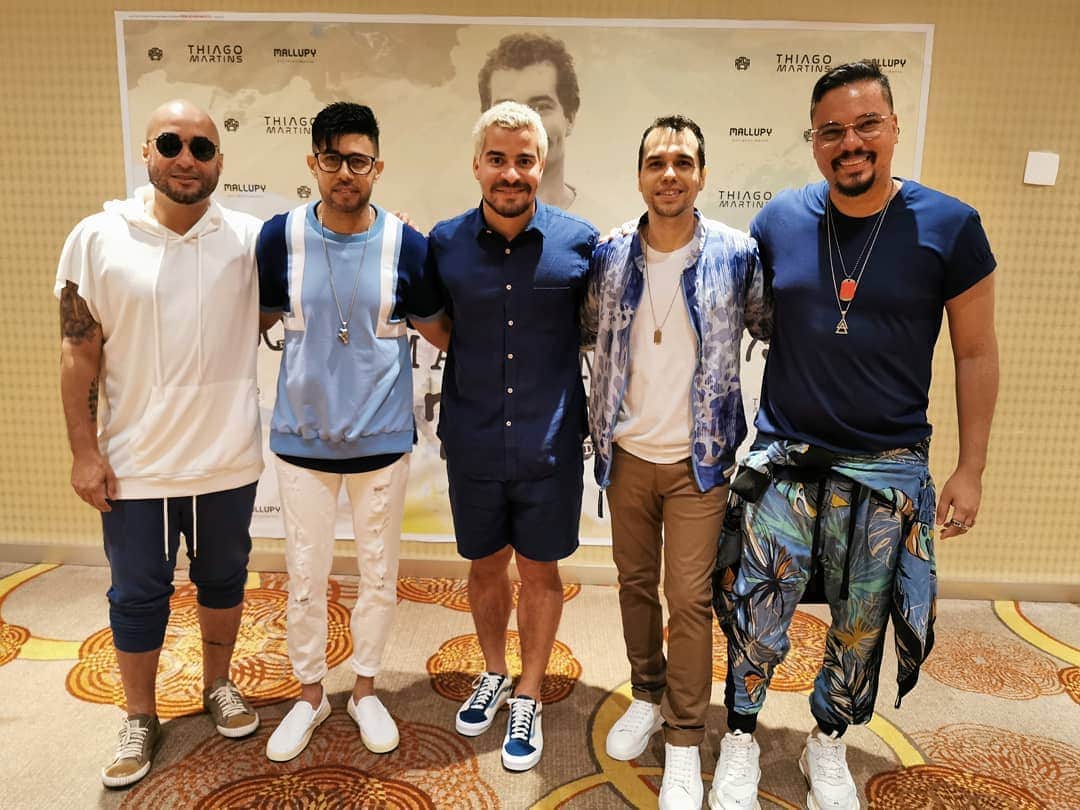 Sorriso Marotoのインスタグラム：「Tudo pronto! 😀 Hora de participar desse momento histórico da carreira do nosso irmão @tgmartins. Bora que já é sucesso! 👊🏽 @tgmartins @crisjog @vinisorriso @frd.silva @bcbrunocardoso #DVD7550Dias #7550DiasThiagoMartins  PS.: O @eusergiojr é o Produtor do DVD e já tá lá na House organizando as coisas. Logo, perdeu esse rango no camarim e caiu da foto dos galãs 😂😂😂」
