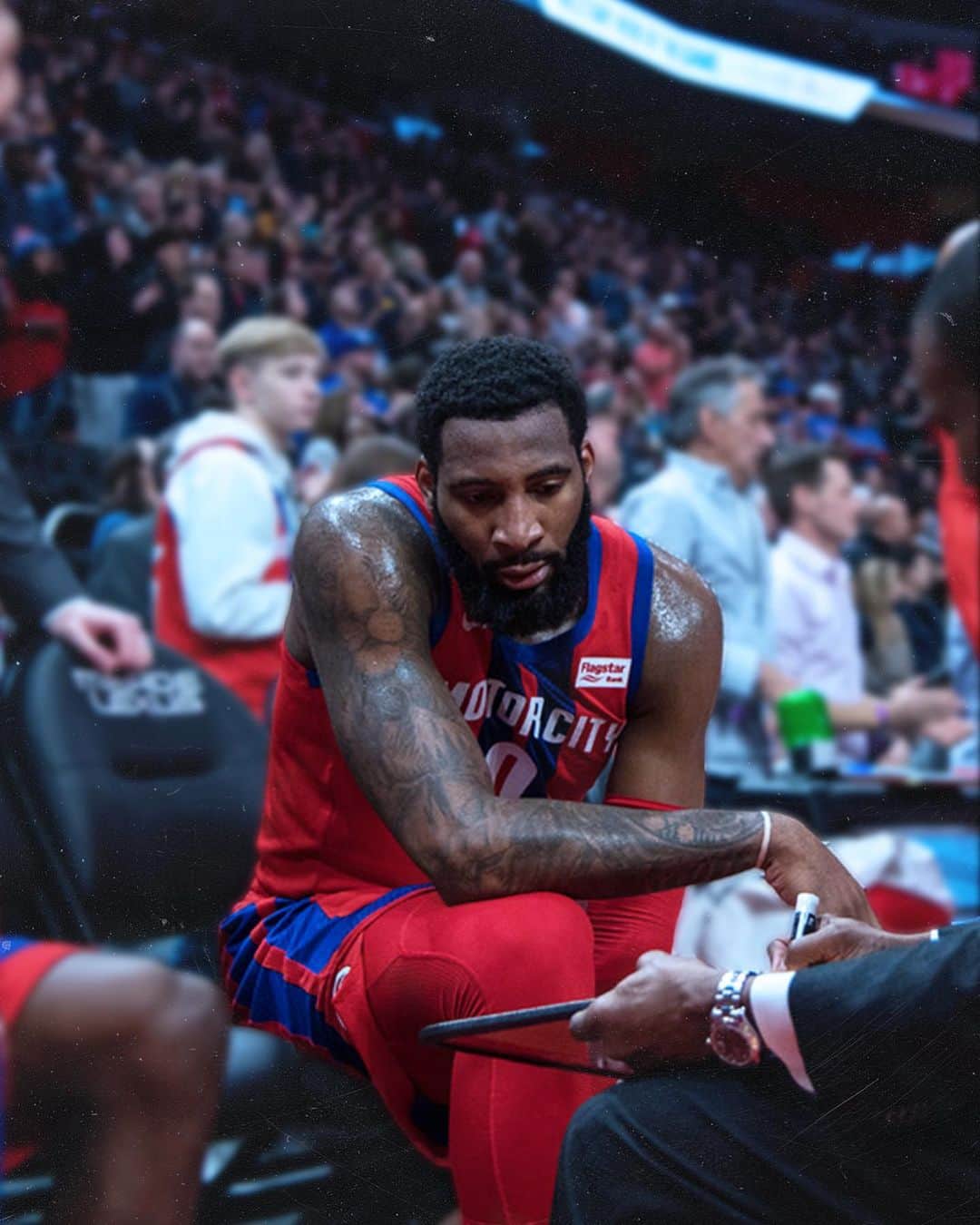 アンドレ・ドラモンドのインスタグラム：「Sunday night game day, time to lock in—🦍🦍🦍 #DetroitBasketball」