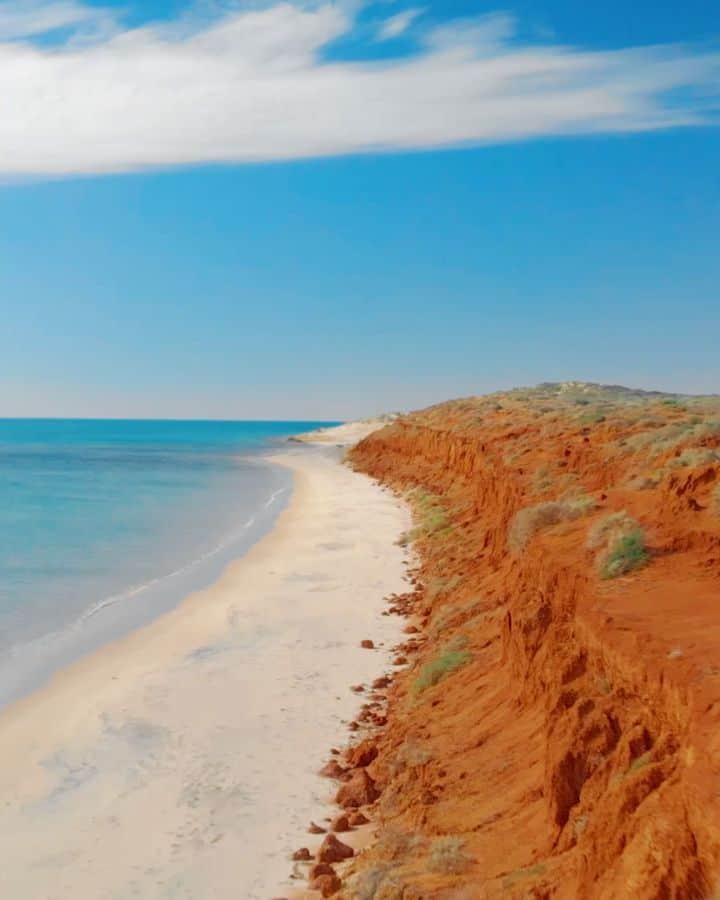 のインスタグラム：「Epic scenery guaranteed, shoes optional. 👣 Welcome to @westernaustralia's #SharkBay with @wula_gura.  #seeaustralia #thisiswa #philausophy」