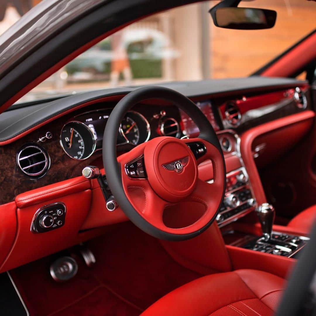 ベントレーさんのインスタグラム写真 - (ベントレーInstagram)「It's called the world’s finest handmade car for a reason. The one of 100 #Bentley #Mulsanne W.O. Edition by Mulliner. _ Mulsanne WLTP drive cycle: combined fuel consumption: 17.4 mpg (16.2 l/100 km), combined CO₂: 365 g/km. Photo by @bentleymotors_russia」12月2日 5時00分 - bentleymotors