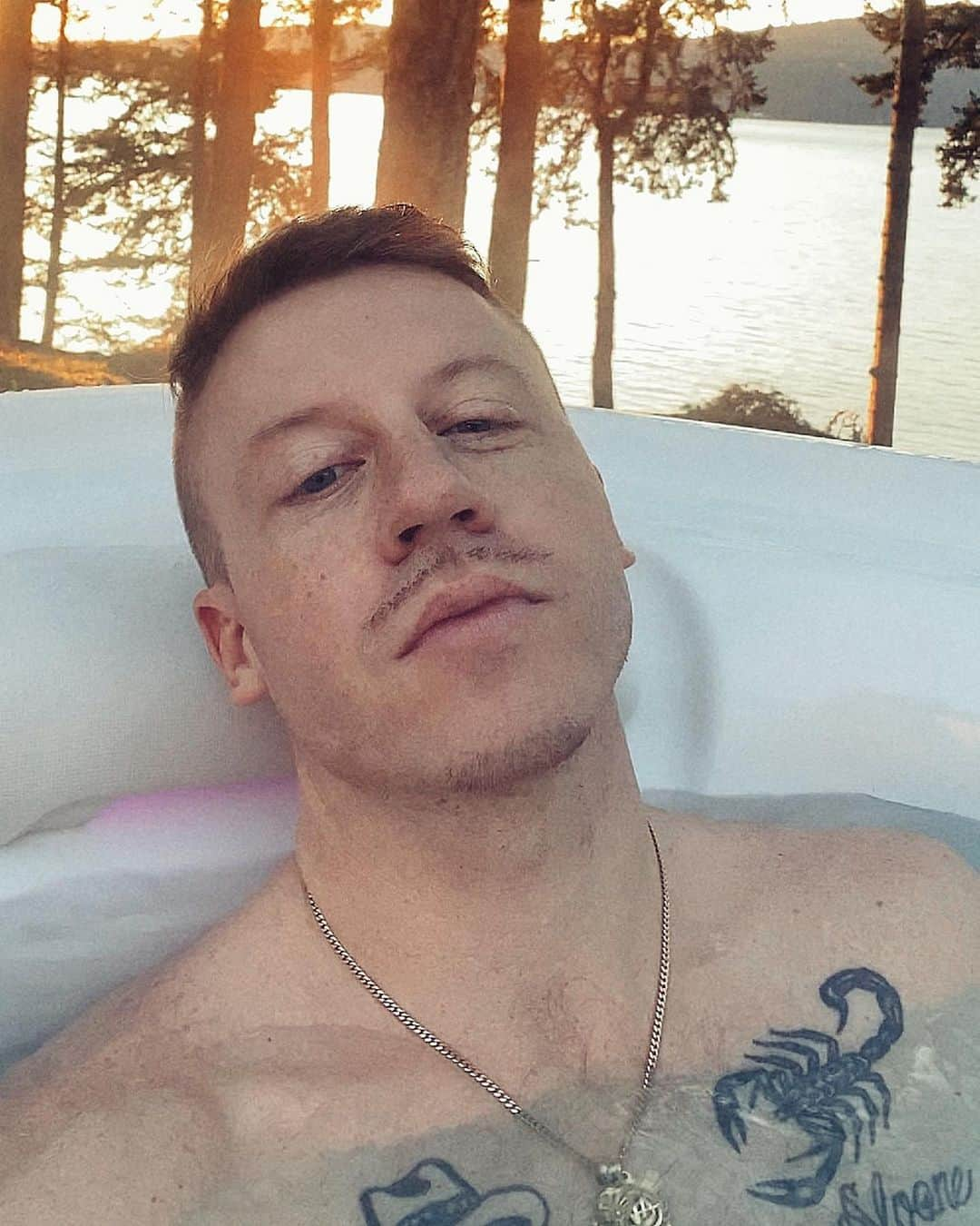 マックルモアーさんのインスタグラム写真 - (マックルモアーInstagram)「What a decade. Thank you guys ❤️」12月2日 5時03分 - macklemore