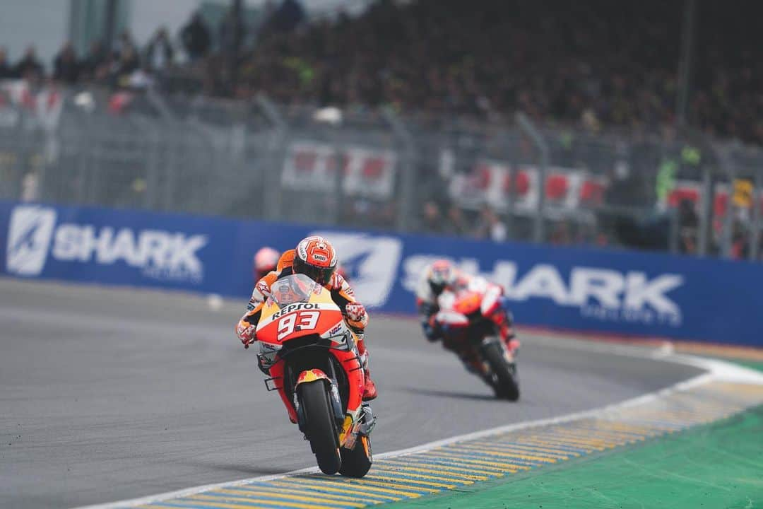 レプソル・ホンダさんのインスタグラム写真 - (レプソル・ホンダInstagram)「#2019Review - Making Milestones 🇫🇷 - The famous elbow came out to play during the course of the #FrenchGP, but @marcmarquez93 powered ahead to pole and a race win after some aggressive early laps. His victory in Le Mans saw Honda become the first manufacturer to win 300 Premier Class races. The #8ball 🎱 was rolling now...」12月2日 5時10分 - hrc_motogp