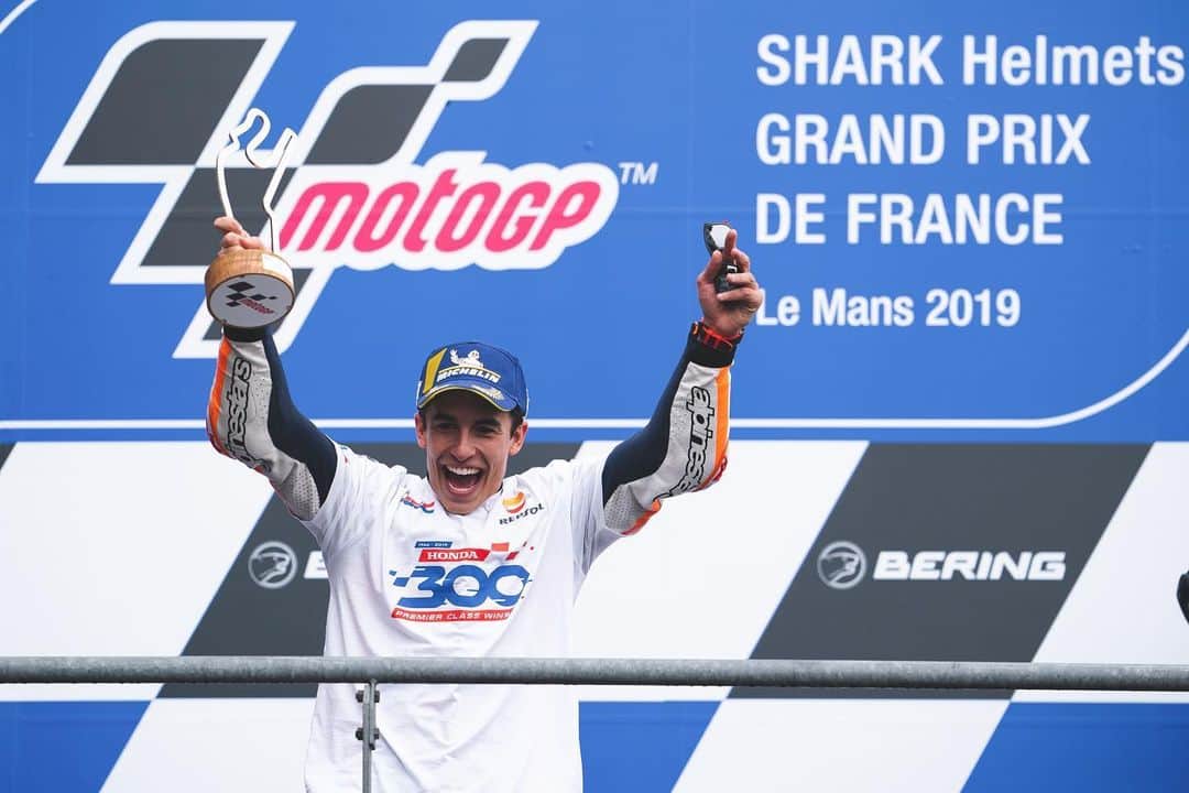 レプソル・ホンダのインスタグラム：「#2019Review - Making Milestones 🇫🇷 - The famous elbow came out to play during the course of the #FrenchGP, but @marcmarquez93 powered ahead to pole and a race win after some aggressive early laps. His victory in Le Mans saw Honda become the first manufacturer to win 300 Premier Class races. The #8ball 🎱 was rolling now...」