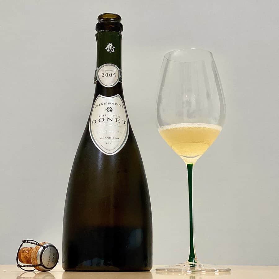 エンリケ・ソラ・クレメンテさんのインスタグラム写真 - (エンリケ・ソラ・クレメンテInstagram)「Tonight's champagne has been Belemnita 2005, Champagne Philippe Gonet. This champagne is defined by the exclusive and confidential selection of Grand Cru Chardonnays from Le Mesnil-sur-Oger, where certain vines were planted in 1929. A harvest that takes no shortcuts, this cuvée owes its name to the fossils, the belemnite rostrums, which line the soil. This champagne is the perfect expression of the chalky terroir that bore it. Tasted in Riedel Fatto A Mano Champagne Wine Glass. Happy Sunday night!!! ———— El champagne de esta noche ha sido Belemnita 2005, Champagne Philippe Gonet. 100% Chardonnay de los viñedos de Le Mesnil-sur-Oger, donde se plantaron ciertas viñas en 1929. Esta cuvée debe su nombre a los fósiles que recubren el suelo, belemnites. Este champagne es la expresión perfecta del terroir calcáreo que lo soporta. Degustado en Riedel Fatto A Mano Champagne Wine Glass. @champagnephilippegonet @chantalgonet @riedelpartner_spain @riedel_official . • • • • • #vino #vin #vinho #вино #ワイン #紅酒 #wein #champagne #winelover #wineinfluencer #winetime #food #winecellar #wineporn #instawine #winetasting #sommelier #foodandwine #champagnelover #belemnite #belenmita #philippegonet #philippegonetchampagne #lemesnilsuroger #chardonnay #riedel」12月2日 5時26分 - kike_sola