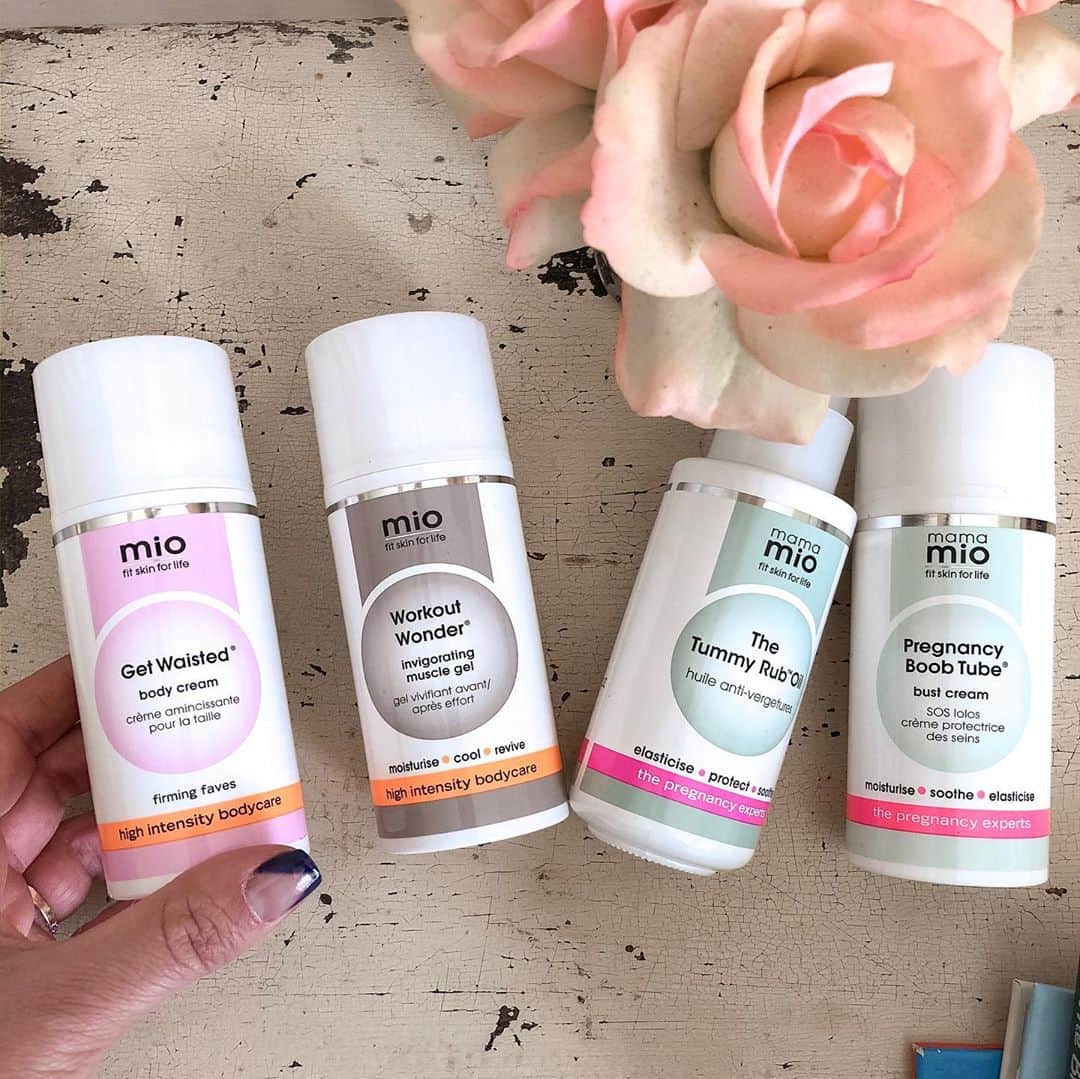Paige Hathawayさんのインスタグラム写真 - (Paige HathawayInstagram)「A few months ago I showed you the products I was using WHILE PREGNANT 🤰🏼 to help prevent stretch marks and now that my skin is shrinking, I want to share what I’m using postpartum!  @mamamioskincare and their sister brand @mioskincare are the answer!  I love them because they have a wide variety of amazing products to help your body pre and post baby! 👶🏼 ✨ Through out my entire pregnancy I used the @mamamioskincare pregnancy - specific range, and since baby I’ve been mixing in @mioskincare products, specifically the get waisted body cream that helps firm my skin as well as the Mio workout wonder because it cools and revives my muscles 💪🏼 rapidly after I workout.  Just in time for the holidays, I’ve partnered up with Mio Skincare again to give you an extra 15% off of both @mioskincare and @mamamioskincare. Just use code 👉🏼 PAIGEEXTRA and you will get 15% ON TOP OF all current sitewide offers this weekend. ✨」12月2日 5時35分 - paigehathaway