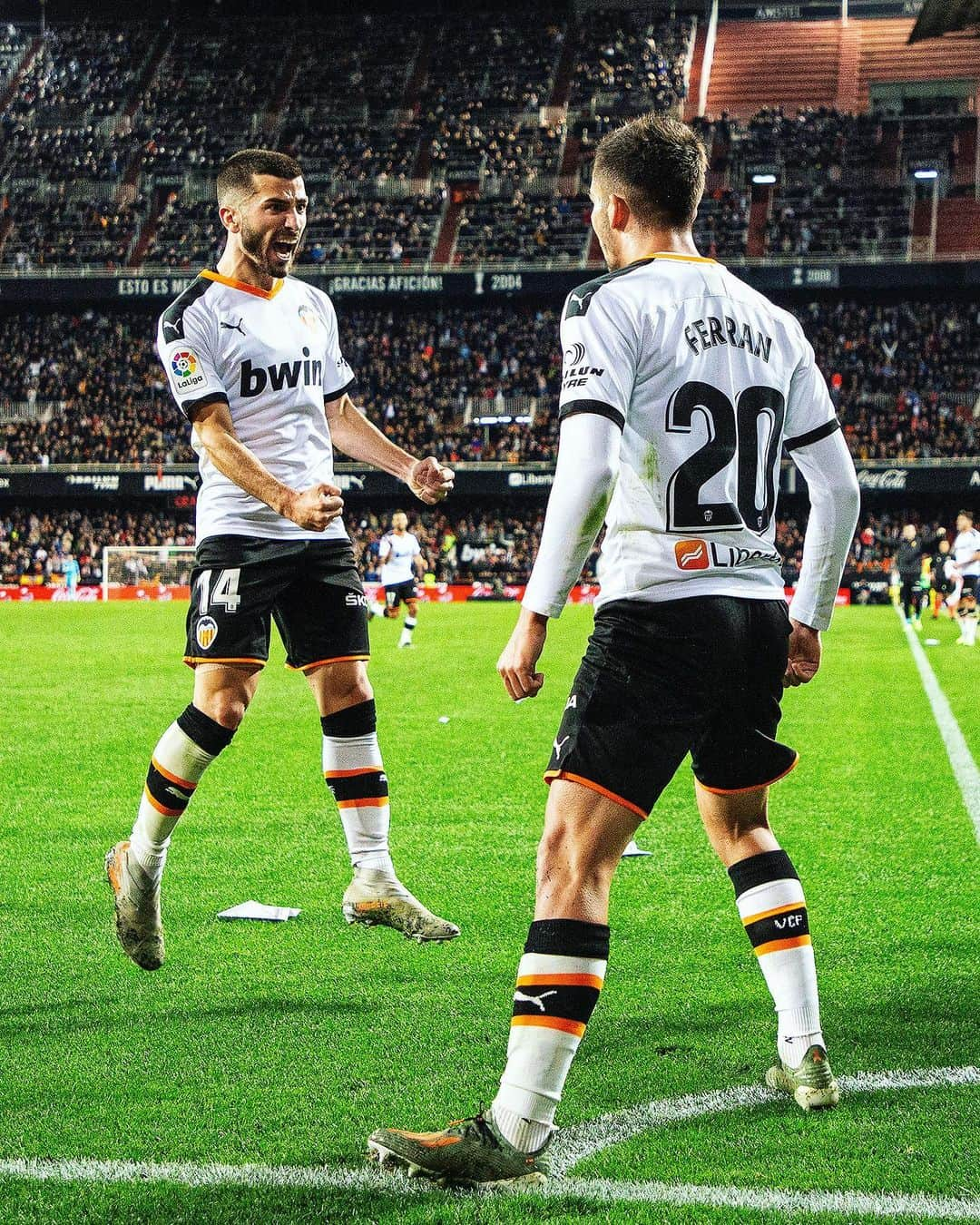 バレンシアCFさんのインスタグラム写真 - (バレンシアCFInstagram)「🦇 @valenciacf 🔥 #Mestalla 🖤 #UnSentimentEtern 📍 #VCFAcademy . @ferrantorres7 🔄 @jose_gaya ‼️🤩」12月2日 5時40分 - valenciacf