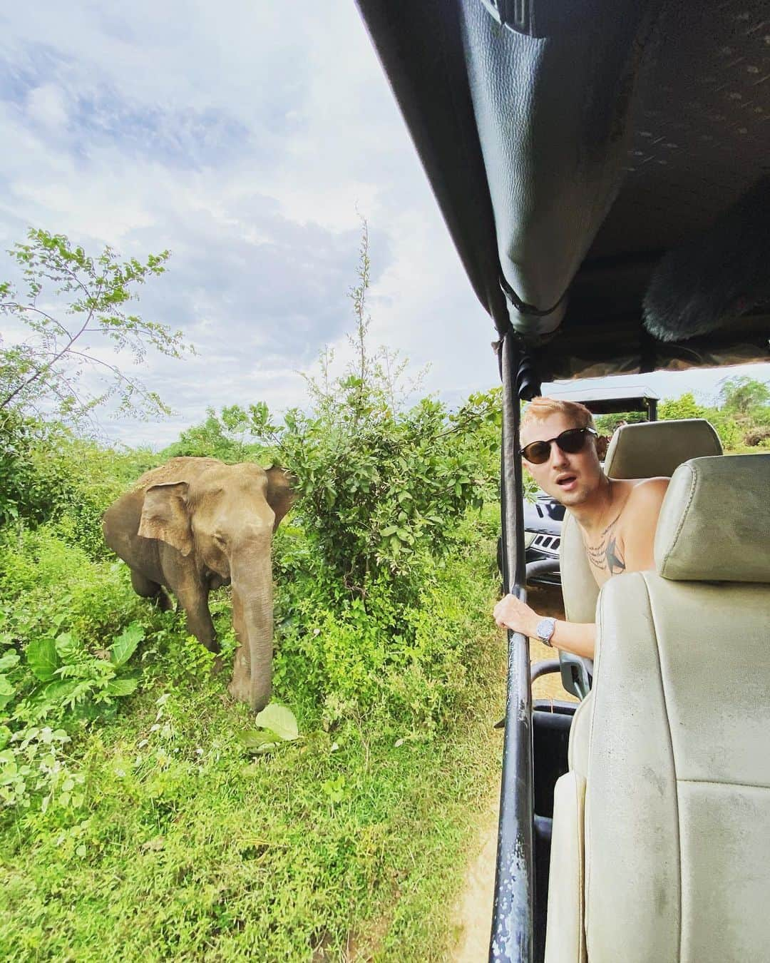 ライアン・フォリースさんのインスタグラム写真 - (ライアン・フォリースInstagram)「My reaction when the elephant says @hotchellerae right the first time and says he loves the new single. Honestly though, terrible face I’m making, but a genuine reaction to an incredible moment.」12月2日 5時42分 - ryanfollese