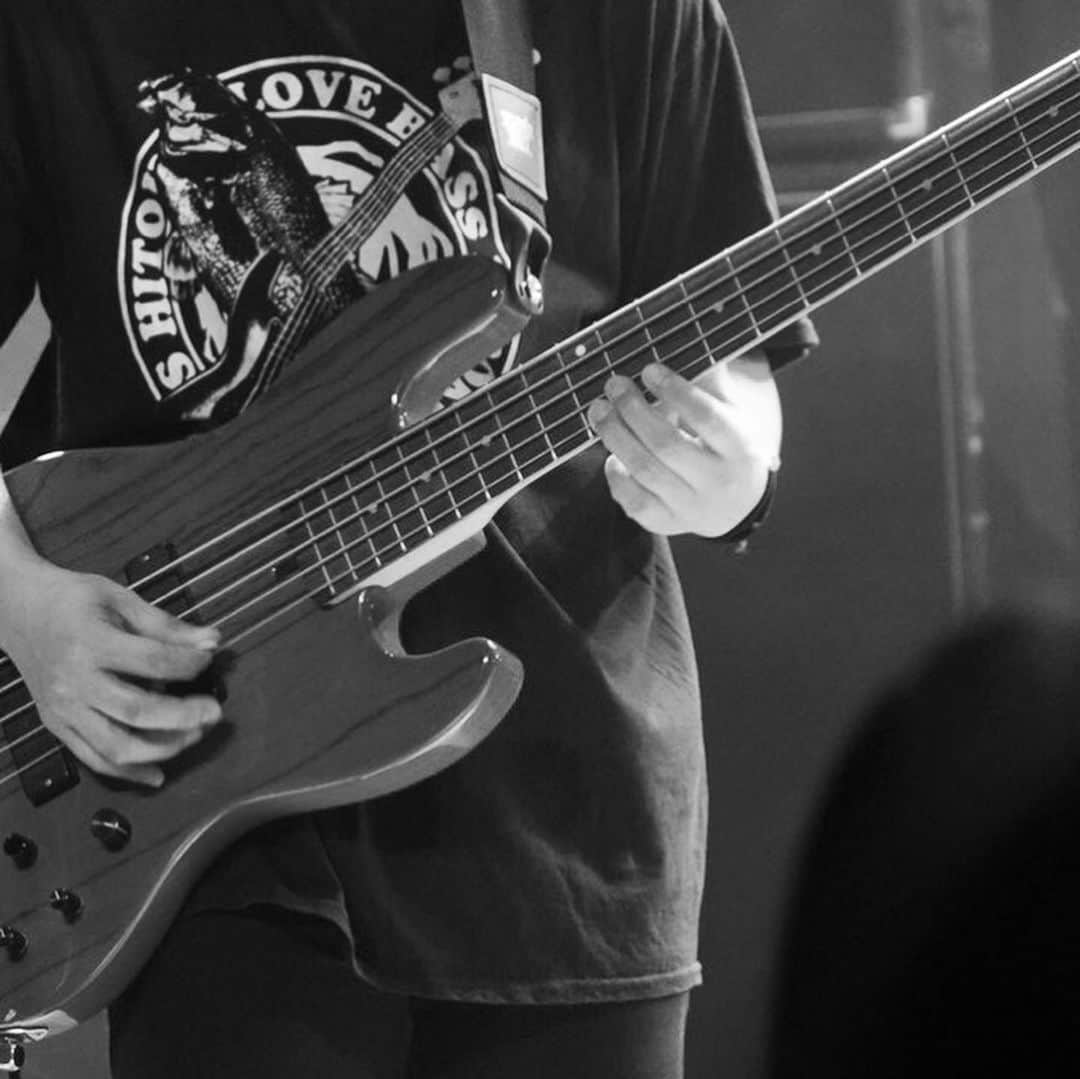 人時のインスタグラム：「練習してます。もちろんBASSです^_^  どっちの？って聞く人いるよね？  だからBASSです（笑）」