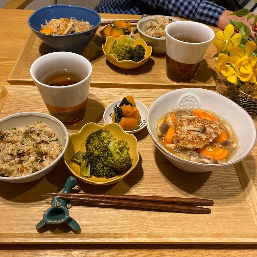 のインスタグラム：「いつかの晩御飯👩🏽‍🍳✨﻿ サバの味噌煮缶で炊き込みご飯を🥫﻿ お久しぶりのご飯投稿。 レンジレシピにはまり、毎度同じようなもの食べてたり、載せられるようなモノ作ってなかった、、 この料理熱、波あるのほんと勘弁🤦🏽‍♀️🤦🏽‍♀️ ﻿ 詳しくはブログに書きました✍🏽✍🏽﻿ ﻿  ##簡単レシピ #レシピ #電子レンジご飯 #yummy #yum #delistagrammer #homecooking #tokyo #japanesefood #foodporm #instafood #foodstagram #クロリサ的自炊 #おうちご飯 #クッキングラム #ご飯作り修行中 #新米主婦 #晩ごはん #instagood #instalike #tokyo #可愛い #大好き #お家ご飯﻿ ﻿」