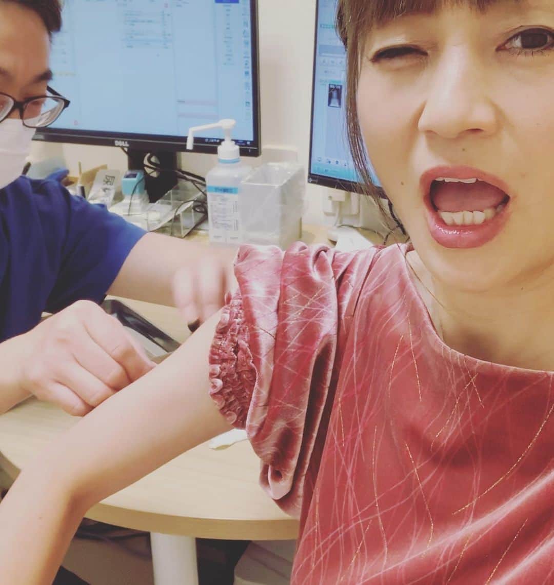橋本志穂さんのインスタグラム写真 - (橋本志穂Instagram)「ワクチン打ちました。 風邪ひきだったけど熱がないし大丈夫だってー」12月2日 16時47分 - shihohashimoto3