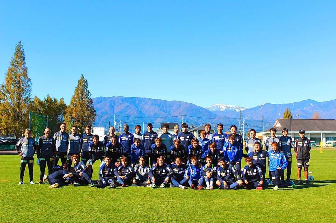 のインスタグラム：「解散式。  今日で 2019年ヴァンフォーレ甲府のチームとしての活動が全て終わりました。  この1年本当にありがとうございました^_^ この世界、毎年毎年人が入れ替わるのが当たり前。 その中でこのメンバーで、サッカー出来た事を 本当に幸せに思います。  また、今年1年応援本当にありがとうございました。 良い時も悪い時もありましたが、 共に喜び…共に悲しみ…。 共に笑い…共に悔しがり…。 本当にありがとうございました^_^  I'm very happy to be able to play soccer with my best friends." Thank you for the wonderful year.  Awesome!!!!!! #ventforet #ventforetkofu #武岡優斗 #41 #No41 #YUTO41 #現場からは以上です🙏」