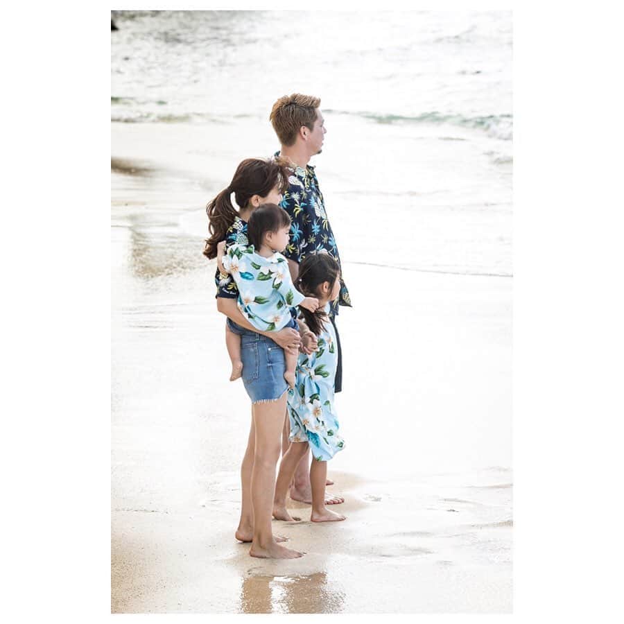 前田健太さんのインスタグラム写真 - (前田健太Instagram)「🏝Hawaii✈️ 家族旅行はハワイへ行ってきました！ 余裕で当てられてましたね。笑 そして、今回はファミリーフォトを撮って頂きました！ 結婚式の前撮りや家族写真などをいつもお願いしている @2cconcept さんに撮って頂きました！ 家族4人になってからなかなか家族写真がなかったので 素晴らしい思い出になりました😊 #hawaii #ハワイ #ファミリーフォト #おすすめ #ハワイに行ったらぜひ @2cconcept  #自分たちで撮るのとは #レベルがちがいすぎる」12月2日 15時23分 - 18_maeken