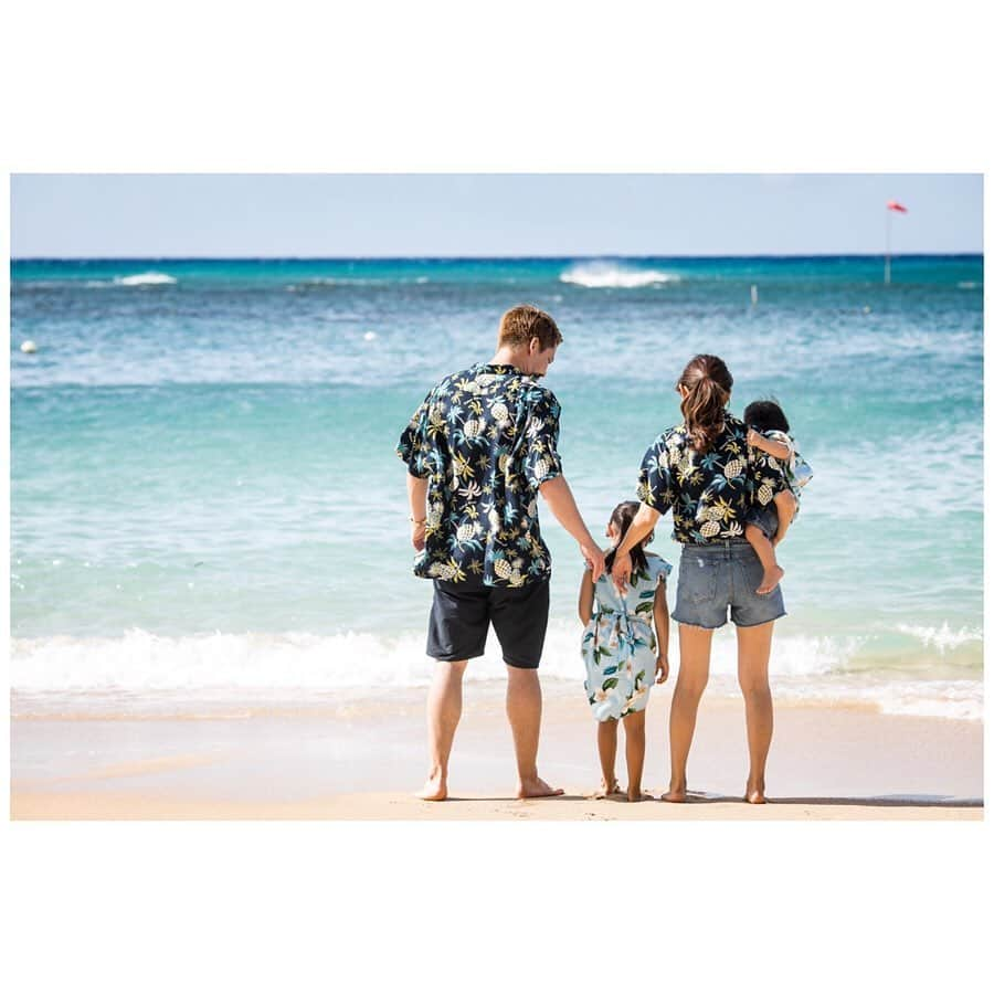 前田健太さんのインスタグラム写真 - (前田健太Instagram)「🏝Hawaii✈️ 家族旅行はハワイへ行ってきました！ 余裕で当てられてましたね。笑 そして、今回はファミリーフォトを撮って頂きました！ 結婚式の前撮りや家族写真などをいつもお願いしている @2cconcept さんに撮って頂きました！ 家族4人になってからなかなか家族写真がなかったので 素晴らしい思い出になりました😊 #hawaii #ハワイ #ファミリーフォト #おすすめ #ハワイに行ったらぜひ @2cconcept  #自分たちで撮るのとは #レベルがちがいすぎる」12月2日 15時23分 - 18_maeken