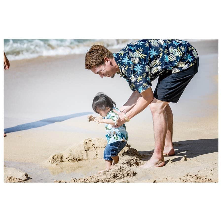 前田健太さんのインスタグラム写真 - (前田健太Instagram)「🏝Hawaii✈️ 家族旅行はハワイへ行ってきました！ 余裕で当てられてましたね。笑 そして、今回はファミリーフォトを撮って頂きました！ 結婚式の前撮りや家族写真などをいつもお願いしている @2cconcept さんに撮って頂きました！ 家族4人になってからなかなか家族写真がなかったので 素晴らしい思い出になりました😊 #hawaii #ハワイ #ファミリーフォト #おすすめ #ハワイに行ったらぜひ @2cconcept  #自分たちで撮るのとは #レベルがちがいすぎる」12月2日 15時23分 - 18_maeken