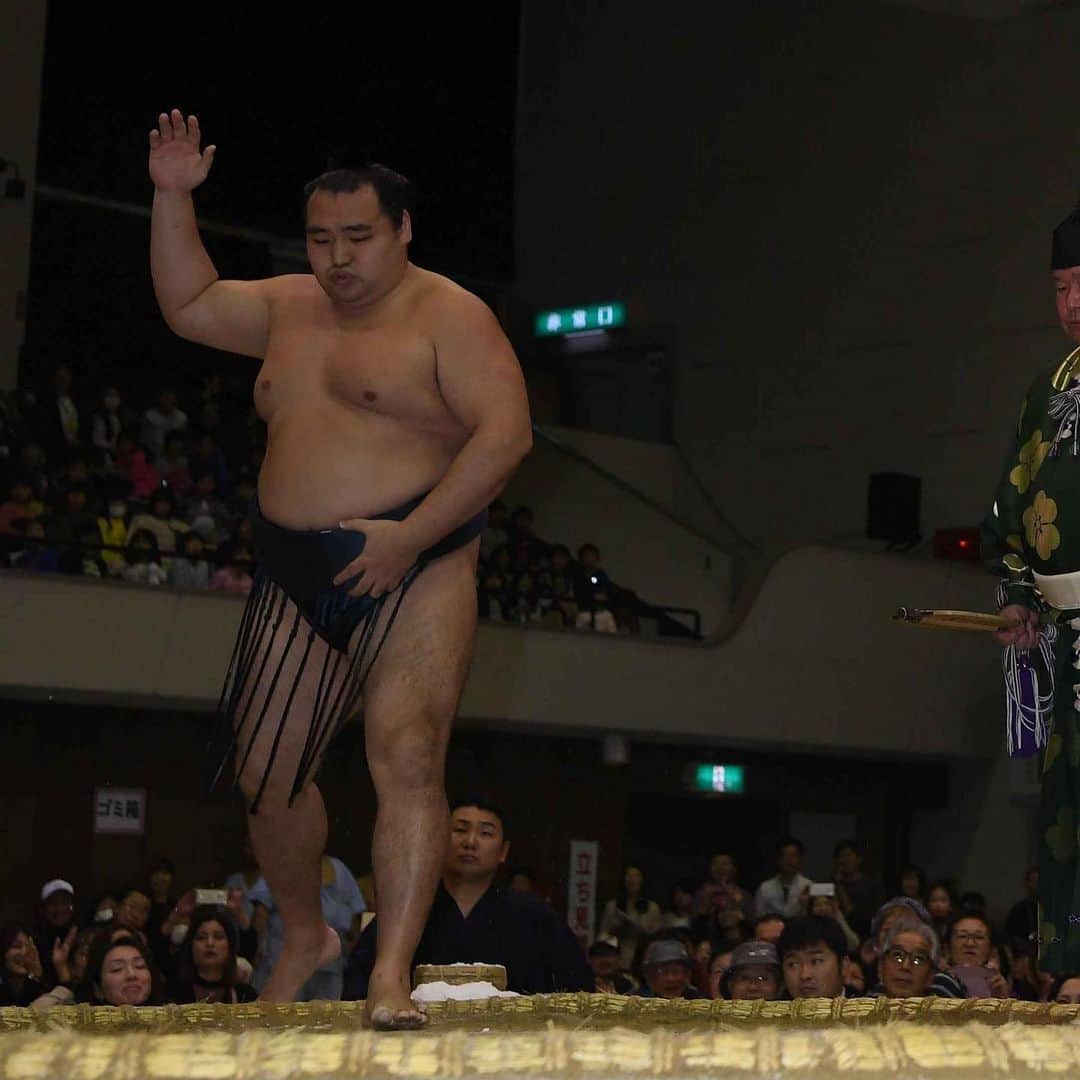 日本相撲協会さんのインスタグラム写真 - (日本相撲協会Instagram)「昨日より冬巡業が始まりました。 九州地方を中心に回ります。  鶴竜も巡業に参加しています。  @sumokyokai﻿ #大相撲﻿ #sumo﻿ #相撲 ﻿ #秋巡業 #力士﻿ #お相撲さん﻿ #japanphoto﻿ #sumowrestlers﻿ #japanculture﻿」12月2日 15時25分 - sumokyokai