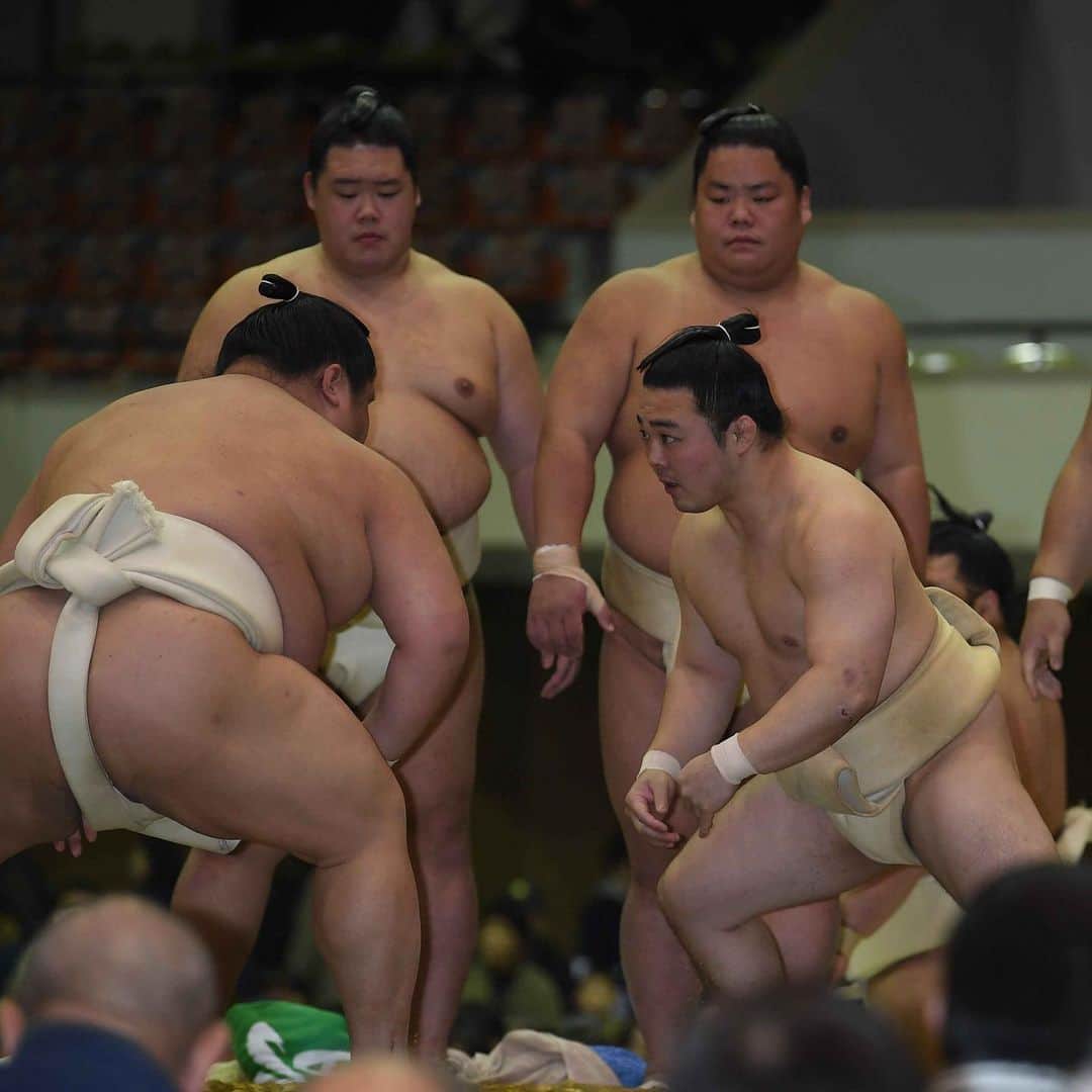 日本相撲協会さんのインスタグラム写真 - (日本相撲協会Instagram)「昨日より冬巡業が始まりました。 九州地方を中心に回ります。  鶴竜も巡業に参加しています。  @sumokyokai﻿ #大相撲﻿ #sumo﻿ #相撲 ﻿ #秋巡業 #力士﻿ #お相撲さん﻿ #japanphoto﻿ #sumowrestlers﻿ #japanculture﻿」12月2日 15時25分 - sumokyokai