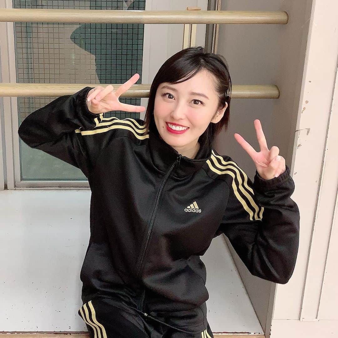 のインスタグラム：「収録でジャージ着てみた インスタ映え全くしない笑 にあう？？ なんかダサかわいいって言われた笑笑 #followme #adidas #アディダス #アディダスジャージ #アディダスコーデ」