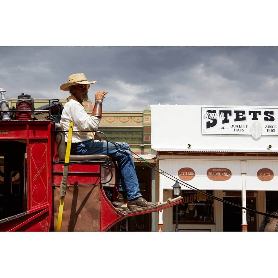 テレビ朝日「世界の街道をゆく」さんのインスタグラム写真 - (テレビ朝日「世界の街道をゆく」Instagram)「「OK牧場の決闘」の地、アリゾナ州トゥームストーンを辿ります。 「この町で100年以上むかしの西部開拓時代にタイムスリップしてくれ」と馬車の御者が語ります。 もともとこの辺りは何もない一面の荒野で、牛を放牧する牧童たちが生活していました。 しかしそこへ銀鉱山が発見され、一攫千金を狙う西部の荒くれ者たちが集まり、街が出来ていったといわれています。 当時の建物がそのまま残されていました。鳥かご劇場です。 案内人の親父さんが、「ここは開拓時代のダンスホール。ならず者たちが多く集まり、女性は肌もあらわなベリーダンスを踊っていた」と教えてくれました。 舞台の裏はポーカー場です。「あのギャンブラー、ドク・ホリディも大金をかけていたらしい」と、案内の女性が語ります。 ここの諍いから多くの死人も出て、町はその都度埋葬してきました。その墓場には「OK牧場の決闘」で亡くなったクラントン一家も葬られています。 「西部開拓は無数の人々の死の上になされたものなのだ」と、墓の管理人が静かに言いました。  #世界の街道をゆく #キヤノン #テレビ朝日 #坂東巳之助 #canon #大いなるアメリカ懐かしの西部劇の道 #アメリカ #USA #アメリカ合衆国 #トゥームストーン #Tombstone」12月2日 15時36分 - tvasahi_kaidou
