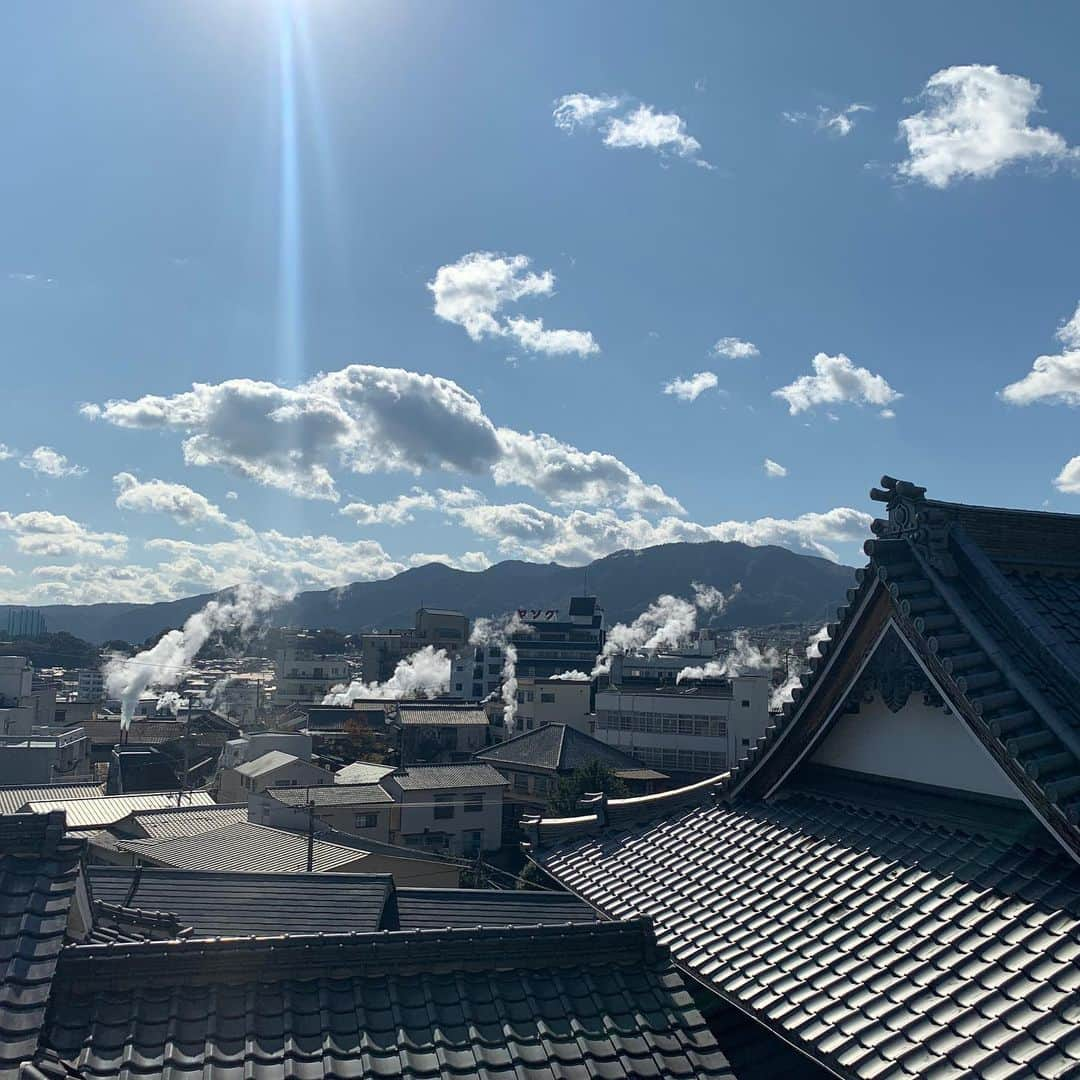 駒田奈美さんのインスタグラム写真 - (駒田奈美Instagram)「・ ・ ・ 「蒸士茶楼」にて 江戸時代から伝わる 地獄蒸し薬膳料理をいただきました！  天然蒸気だけで作った滋味薬膳汽鍋スープ、大分産かぼすブリ、かぼすヒラメの低音スチームは身体に優しいお料理♡ ・ ・ 明治31年築、登録有形文化財に指定されている旧富士屋旅館・富士屋Galley一也百で温泉コンフィチュールを使ったお口直しをいただいて 油布昌伯氏による夜多羅編みの実演を 見学しました♪ ・ ・ ONSEN・ガストロノミーウォーキングはまだ続きます^ ^ ・ ・ ・ #駒田奈美 #アラフィフ #ONSENガストロノミウォーキング #ihganaongas  #別府市 #ANAインターコンチネンタル別府 #IHG #ANA #IHGANAOnGas」12月2日 15時57分 - nami.komada