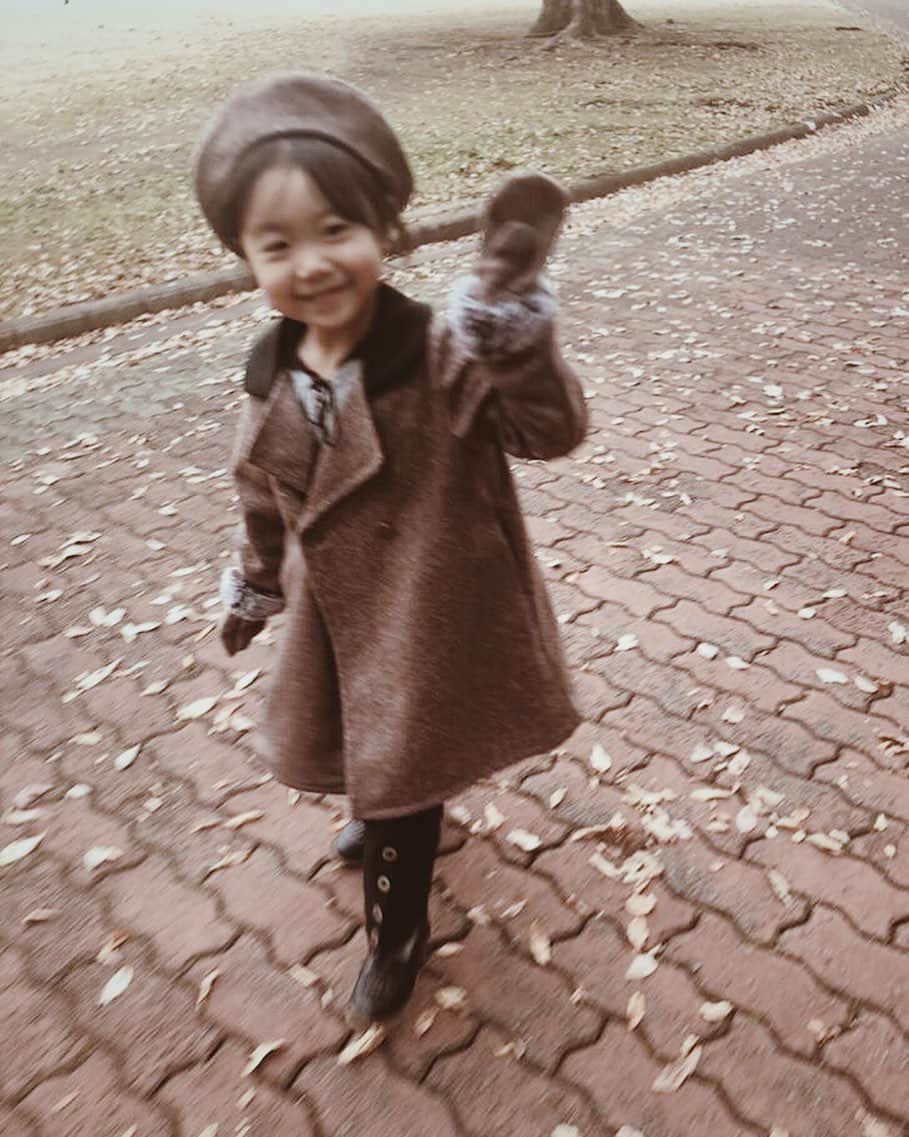 Yuiのインスタグラム：「. 無償の愛に育まれた笑顔に 私の仕事はいつも支えられている . 駆けていく足音とはしゃぐ声が 今にも聞こえてきそう 頭からつま先までheliumな少女 . photo by @___naco_ #helium_m #heliumpiùoperetta」