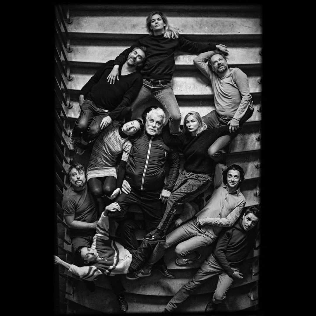 エマニュエル・ベアールのインスタグラム：「#theater #theatre  #bouffesdunord @les_bouffes_du_nord  du 5/12 au 22/12 .... #jacquesweber er eber  #denispodalydès  #audreybonnet @mariesophieferdane  #annebrochet #pascalreneric  #stanislasnordey  #laurentpoitrenaux #arthurnauziciel  pièce de @pascalrambert  @structureproduction  #architeture ....📷 @jeanlouis.fernandez」