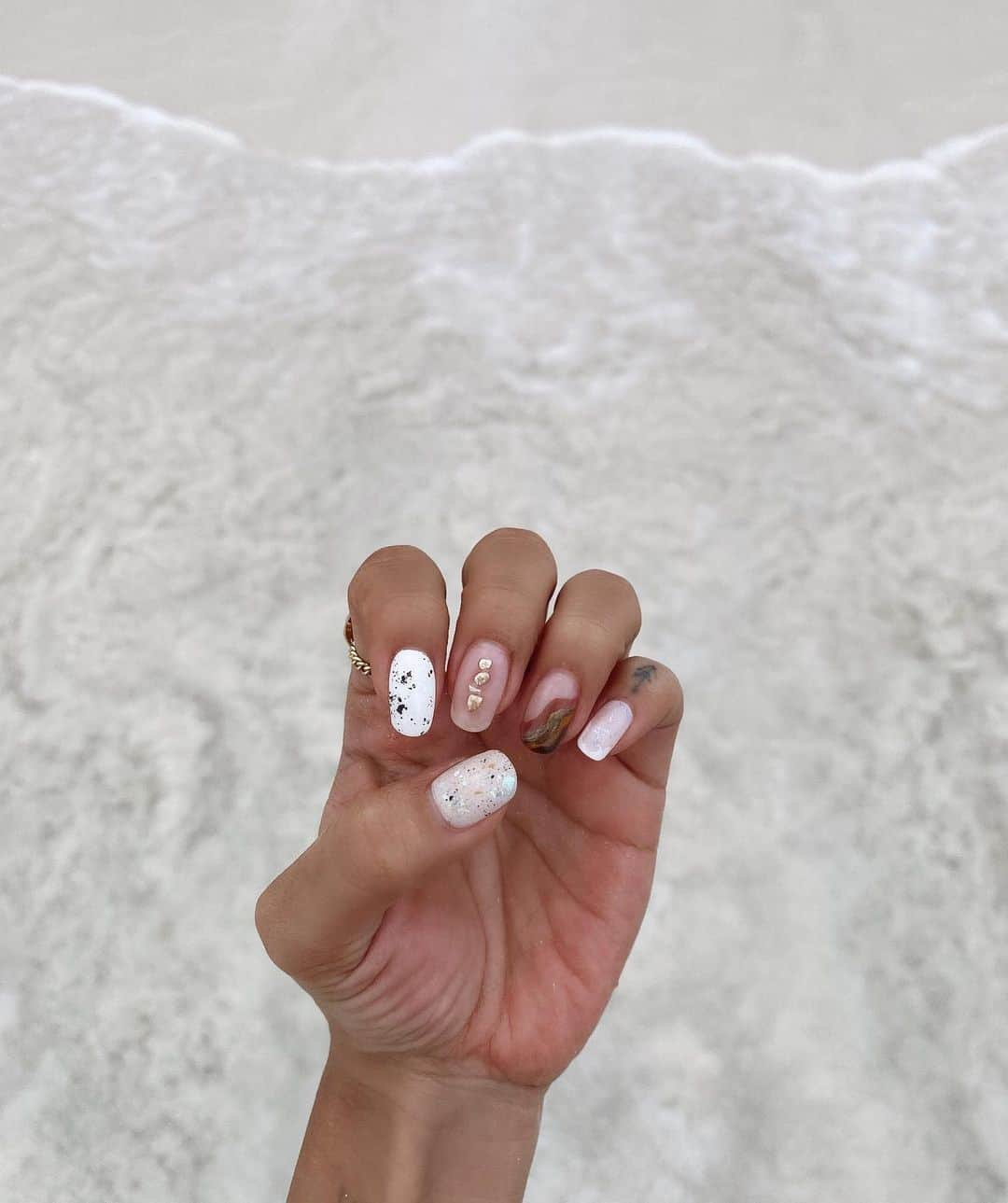 山中美智子さんのインスタグラム写真 - (山中美智子Instagram)「New nail🐚  ホワイトとクリアをベースに　細かいイビツなホロをいれたり、うずらのたまごみたいなアートをしてもらったり☺︎ 私が突拍子もない事をいってもしっかり再現してくれる　はなちゃん♡ いつもありがとう🌴  @hana_colorsnail  @fanfan_colorsnail  #michikonailcollection #nail」12月2日 16時18分 - alexiastam1988