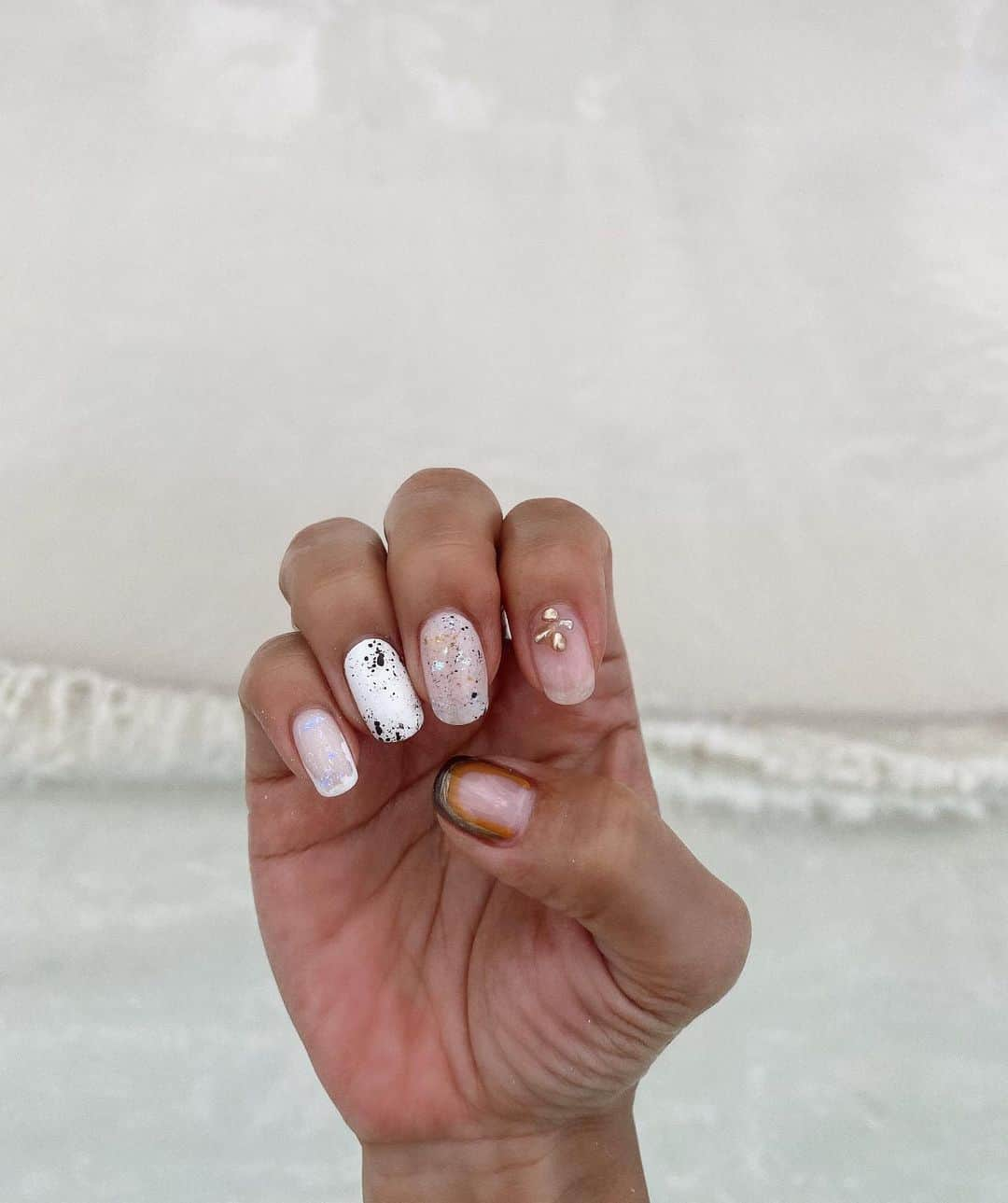 山中美智子さんのインスタグラム写真 - (山中美智子Instagram)「New nail🐚  ホワイトとクリアをベースに　細かいイビツなホロをいれたり、うずらのたまごみたいなアートをしてもらったり☺︎ 私が突拍子もない事をいってもしっかり再現してくれる　はなちゃん♡ いつもありがとう🌴  @hana_colorsnail  @fanfan_colorsnail  #michikonailcollection #nail」12月2日 16時18分 - alexiastam1988