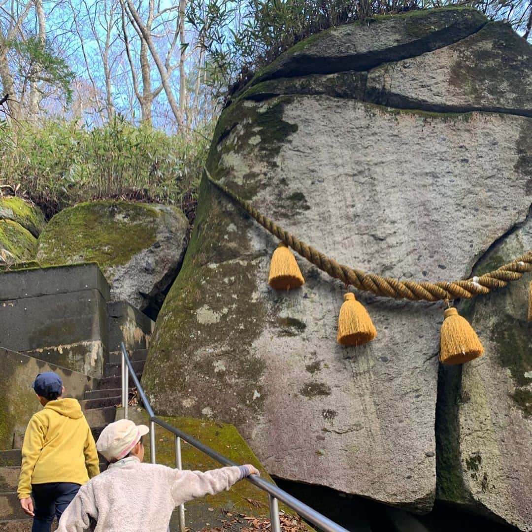 AYUMIさんのインスタグラム写真 - (AYUMIInstagram)「石割山への家族登山では 403段の階段からスタート！ 上へ上へ長い階段を上ると その先には石割神社が⛩ 大きな岩が御神体で、石の隙間を3回通ると 幸運がひらけるそう✨💫 . 石割神社で手をあわせて 山頂を目指しました⛰👨‍👩‍👧‍👦 . . #石割神社 #石割山 #家族登山 #AYUMI登山」12月2日 16時20分 - ayumiayunco