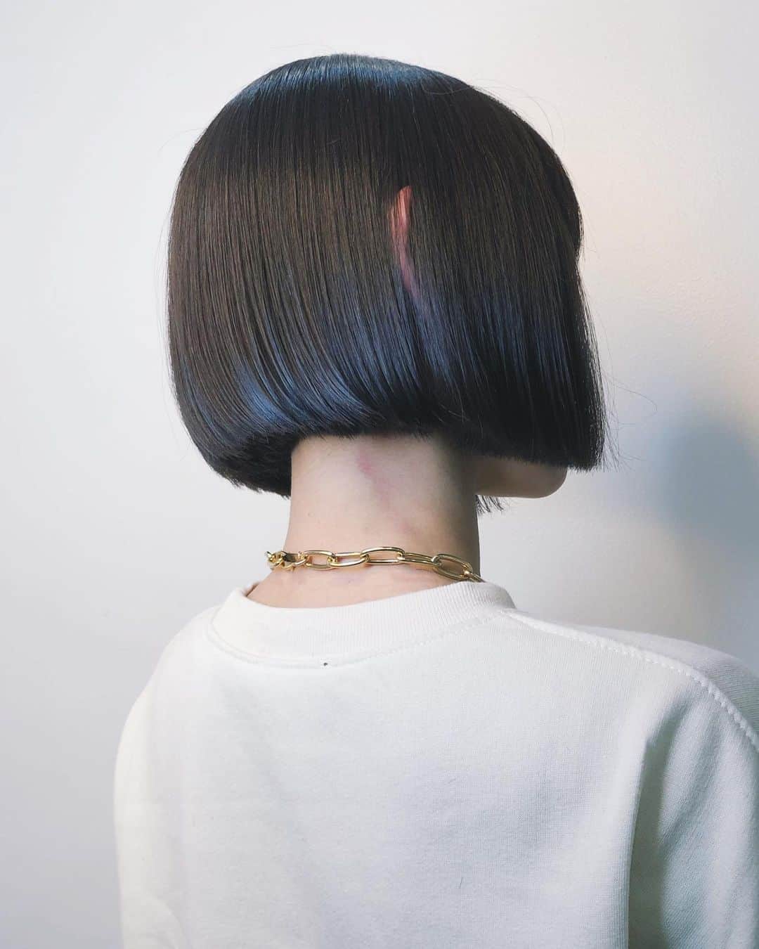 森摩耶さんのインスタグラム写真 - (森摩耶Instagram)「髪色を暗めにチェンジ🌚長さもいつもより短め。室内ではダークカラーなのに、陽に当たると透ける、奇跡のようなカラー💫」12月2日 16時30分 - maya_mori