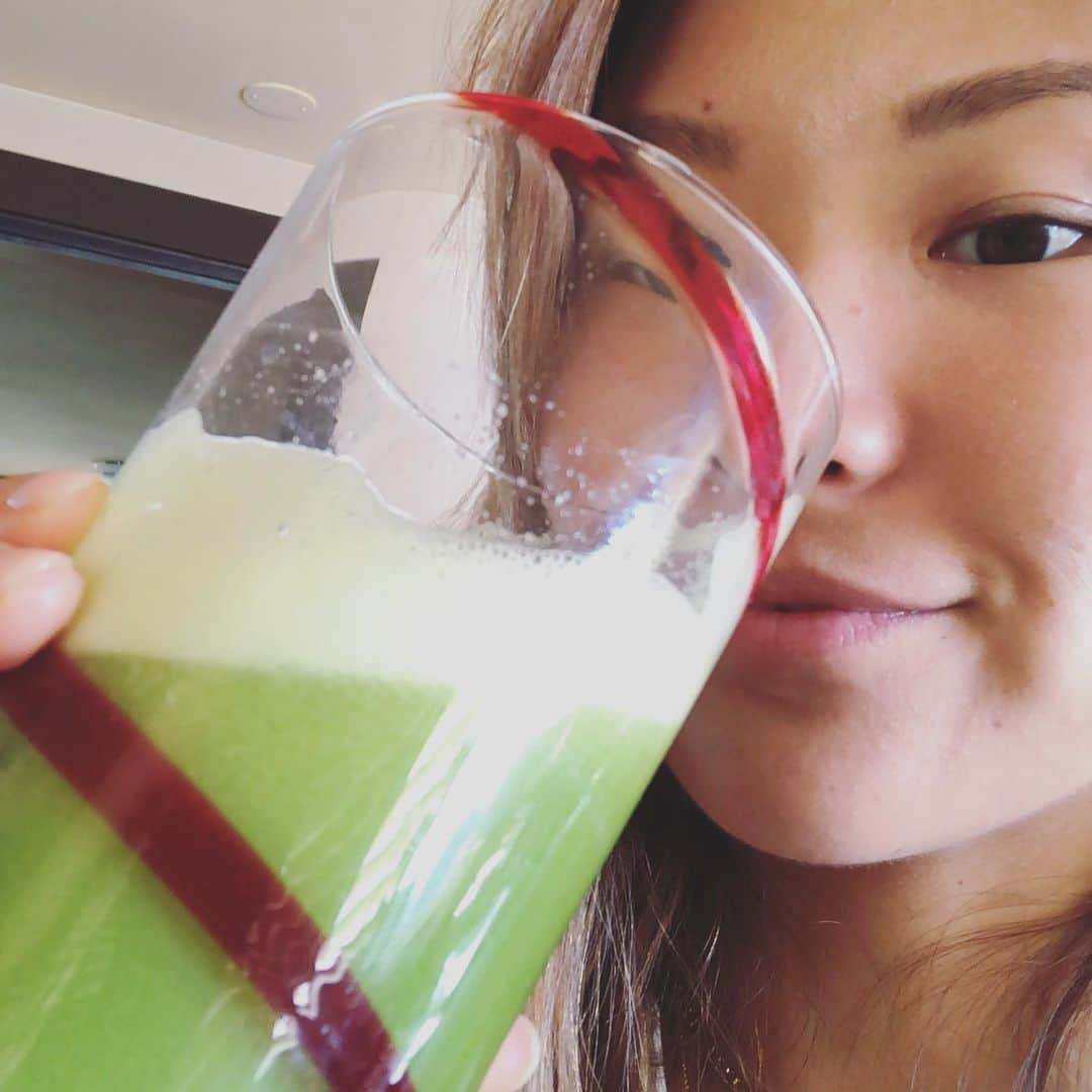 エビアン・クーさんのインスタグラム写真 - (エビアン・クーInstagram)「I bought a juice machine recently feeling super refreshed and good after juicing for days. FYI I juiced celery, apple, ginger and lemon. What’s your favorite recipe for juicing? Share some with me:) スムージーも作りますが最近ジューサーを買って今色んなジュースを作ってます。野菜🥦ジュースもできるのでヘルシーだし緑食べない時にも良いよね。ちなみにこれはセロリ、りんご、レモン、生姜です！」12月2日 16時39分 - avian_official