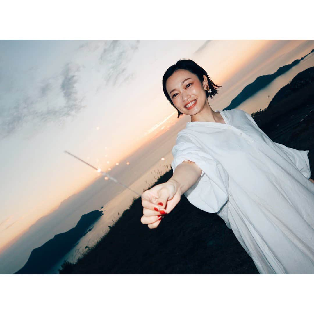 西田あいさんのインスタグラム写真 - (西田あいInstagram)「MV撮影 offshot🌏 ・ ・ #アイランドソングス #私の好きな愛の唄 #musicvideo #kagoshima #japan #オール鹿児島 #薩摩大使 #亀ヶ丘 #東シナ海 #sunset #instasunsets #naturephotography #naturelovers #fireworks #fireworks_jpn #神様の宝石でできた島 #時の流れに身をまかせ #鹿児島弁ver #ありがとう地球 #ニシアイアート」12月2日 16時33分 - nishidaai